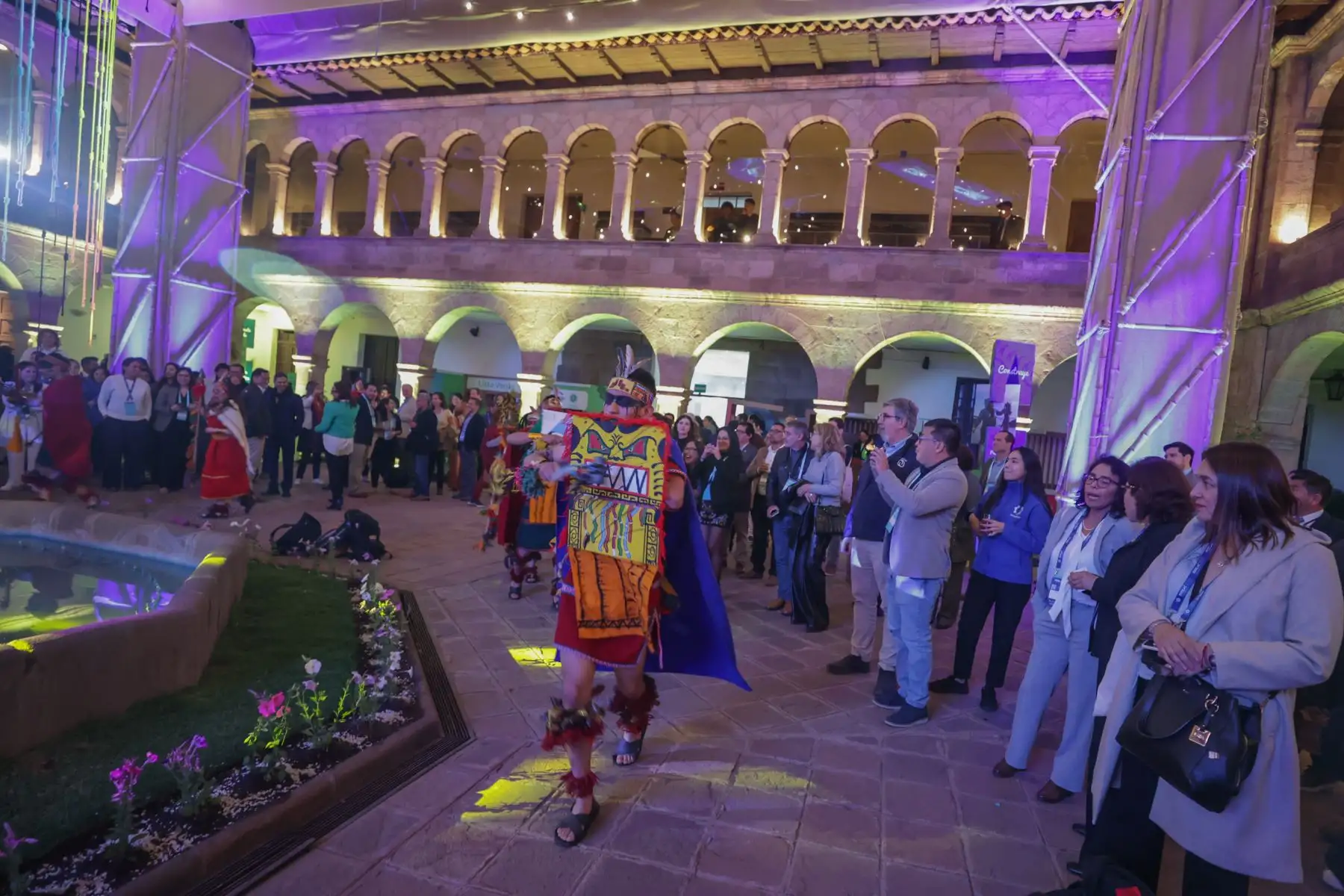 La ministra de Ambiente, Albina Ruíz, el alcalde de la ciudad de Cusco, Luis Pantoja, el director ejecutivo de Profonanpe, Anton Willems, acompañados por  autoridades de diferentes instituciones y directivos de empresas aliadas, participaron de la clausura del primer día del XXV Congreso Internacional de la Red de Fondos Ambientales de Latinoamérica y el Caribe y la celebración por los 30 años de Profonanpe, el único fondo ambiental del Perú, que se lleva a cabo en la cuidad de Cusco.
Foto: ANDINA/Andrés Valle
