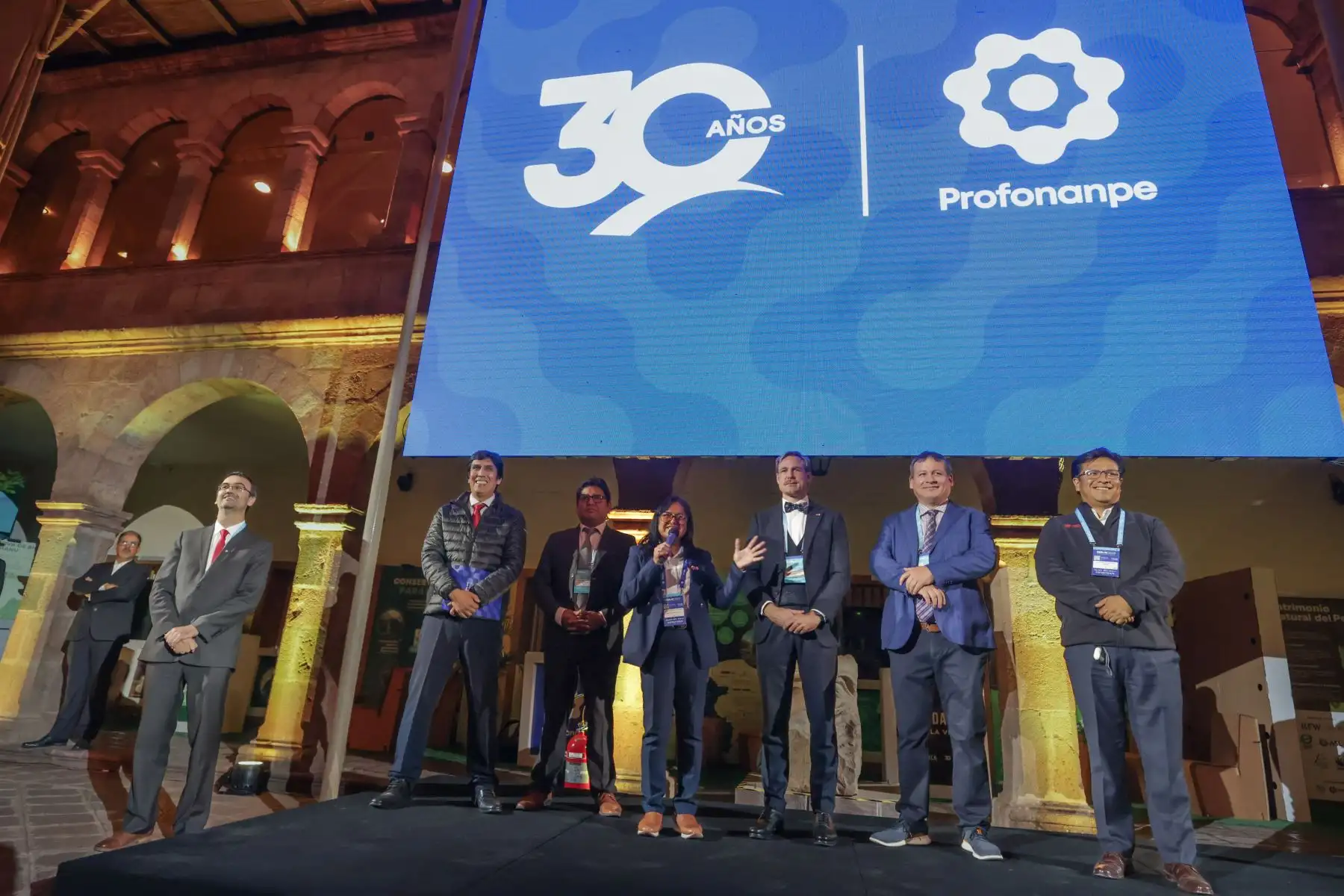 La ministra de Ambiente, Albina Ruíz, el alcalde de la ciudad de Cusco, Luis Pantoja, el director ejecutivo de Profonanpe, Anton Willems, acompañados por  autoridades de diferentes instituciones y directivos de empresas aliadas, participaron de la clausura del primer día del XXV Congreso Internacional de la Red de Fondos Ambientales de Latinoamérica y el Caribe y la celebración por los 30 años de Profonanpe, el único fondo ambiental del Perú, que se lleva a cabo en la cuidad de Cusco.
Foto: ANDINA/Andrés Valle