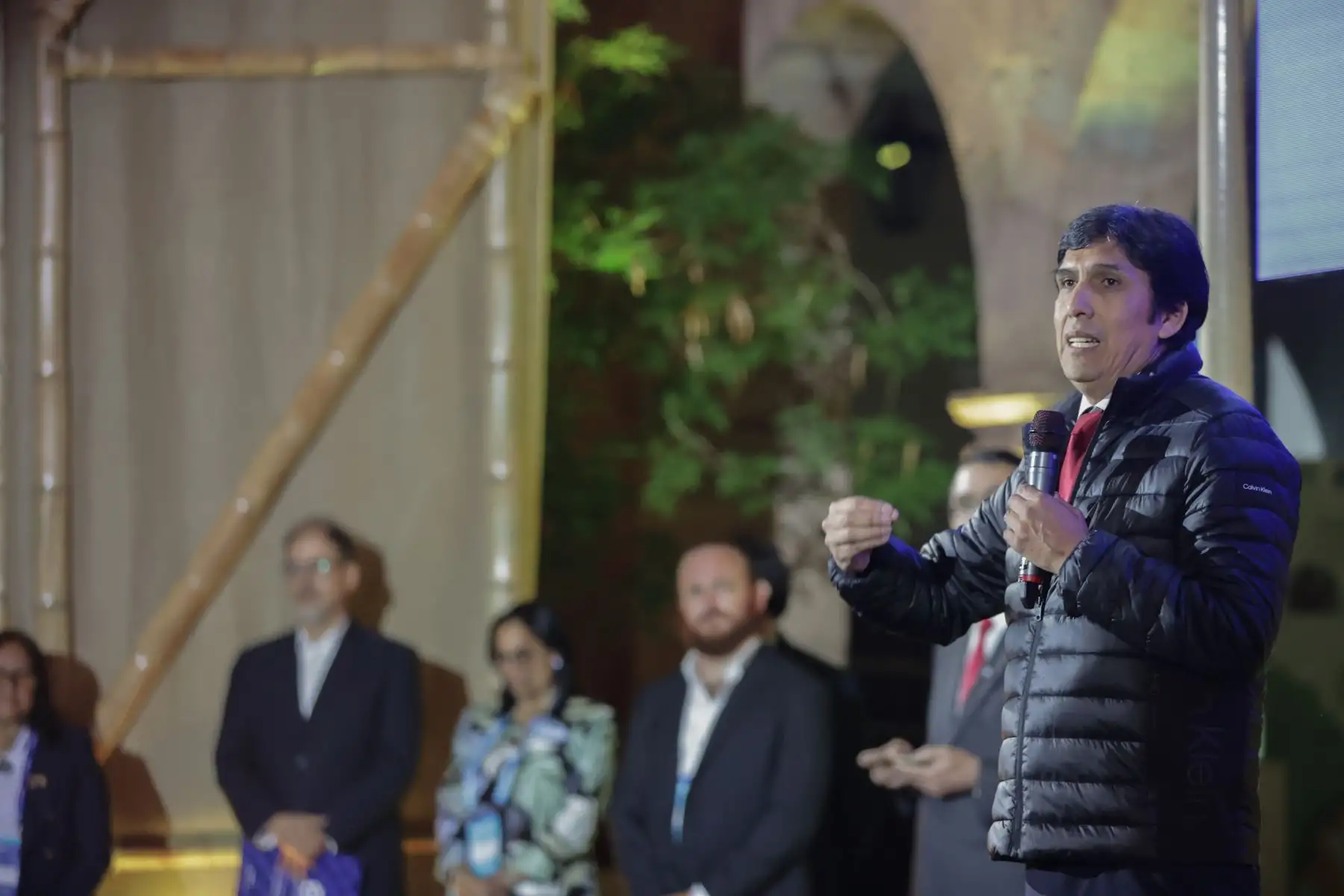 La ministra de Ambiente, Albina Ruíz, el alcalde de la ciudad de Cusco, Luis Pantoja, el director ejecutivo de Profonanpe, Anton Willems, acompañados por  autoridades de diferentes instituciones y directivos de empresas aliadas, participaron de la clausura del primer día del XXV Congreso Internacional de la Red de Fondos Ambientales de Latinoamérica y el Caribe y la celebración por los 30 años de Profonanpe, el único fondo ambiental del Perú, que se lleva a cabo en la cuidad de Cusco.
Foto: ANDINA/Andrés Valle