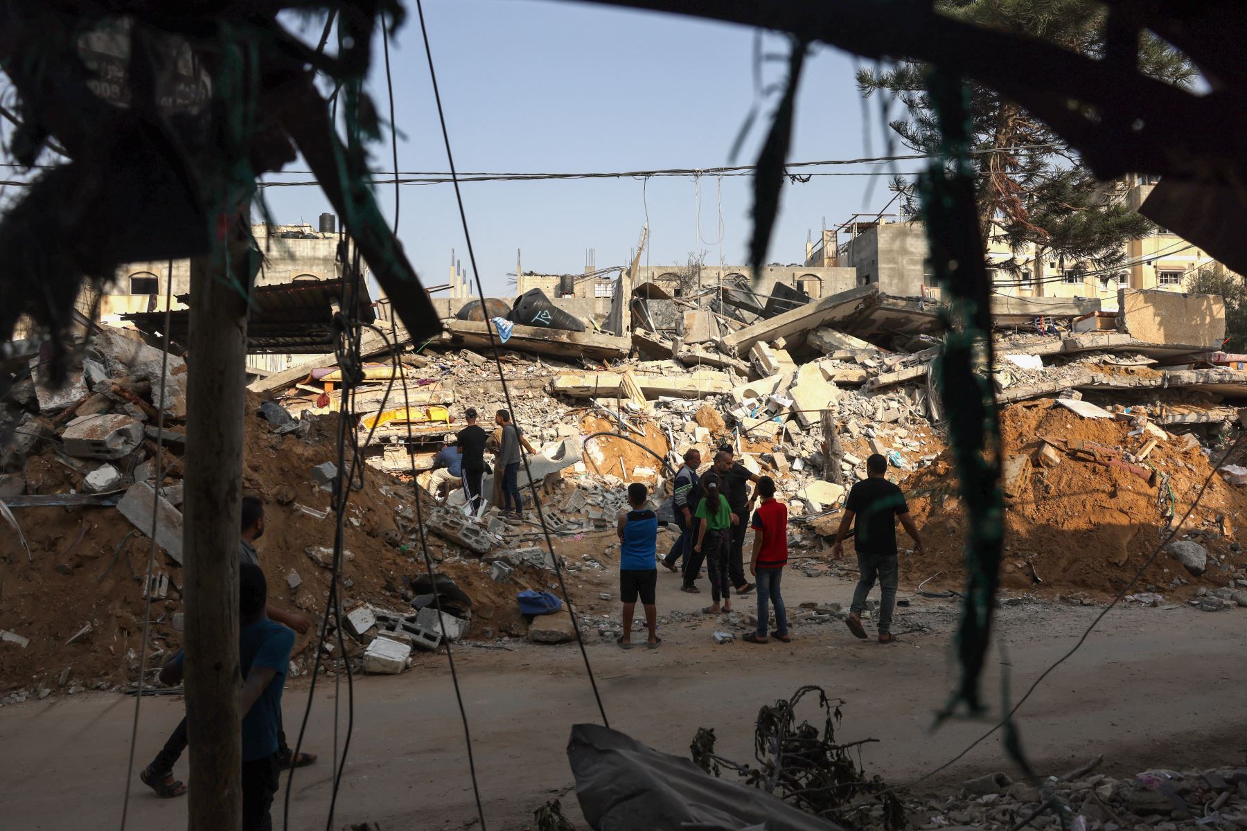 La gente busca entre los escombros de un edificio tras los ataques israelíes contra Rafah, en el sur de la Franja de Gaza, en medio de las batallas en curso entre Israel y el grupo palestino Hamás. Foto: AFP