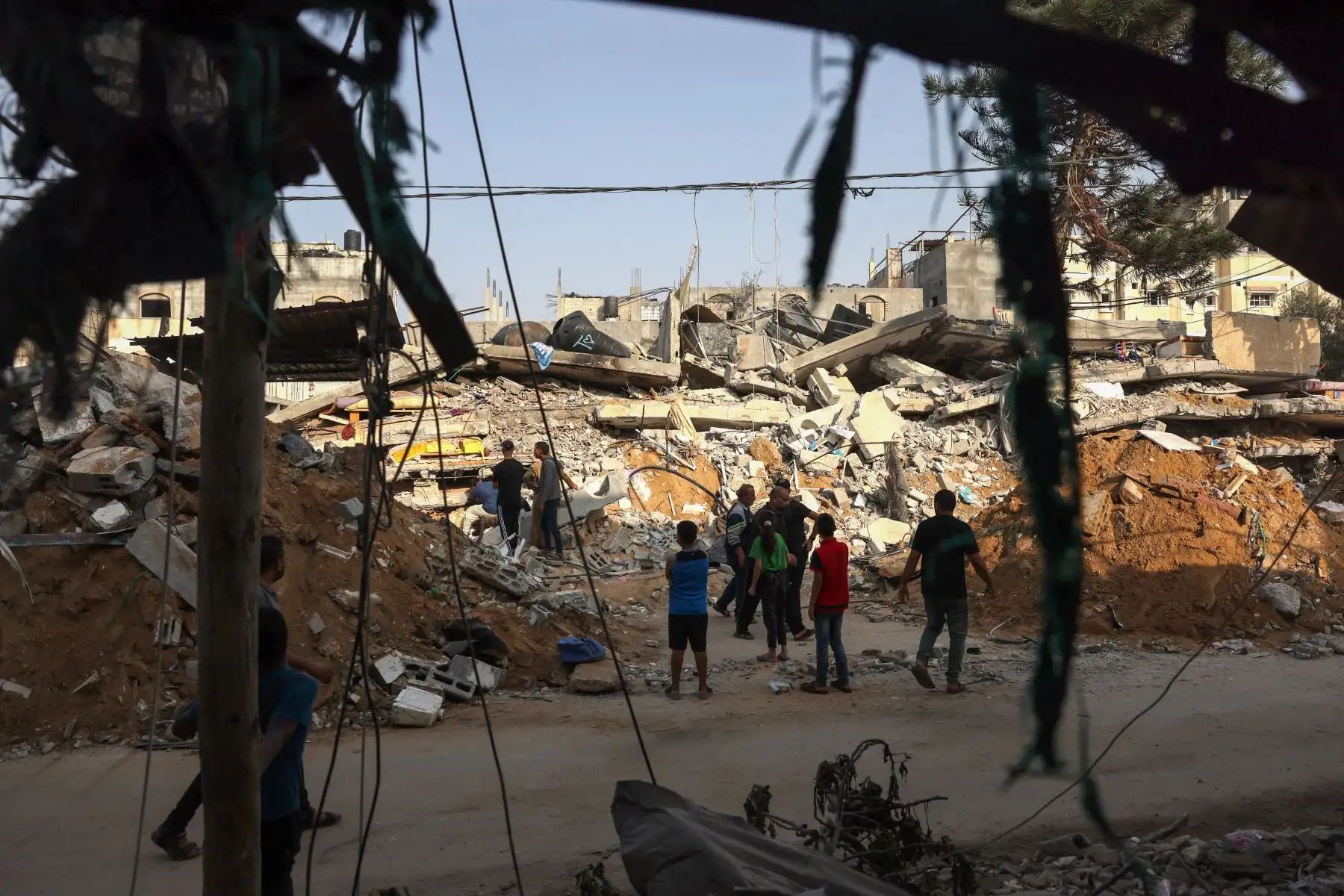 La gente busca entre los escombros de un edificio tras los ataques israelíes contra Rafah, en el sur de la Franja de Gaza. Foto: AFP