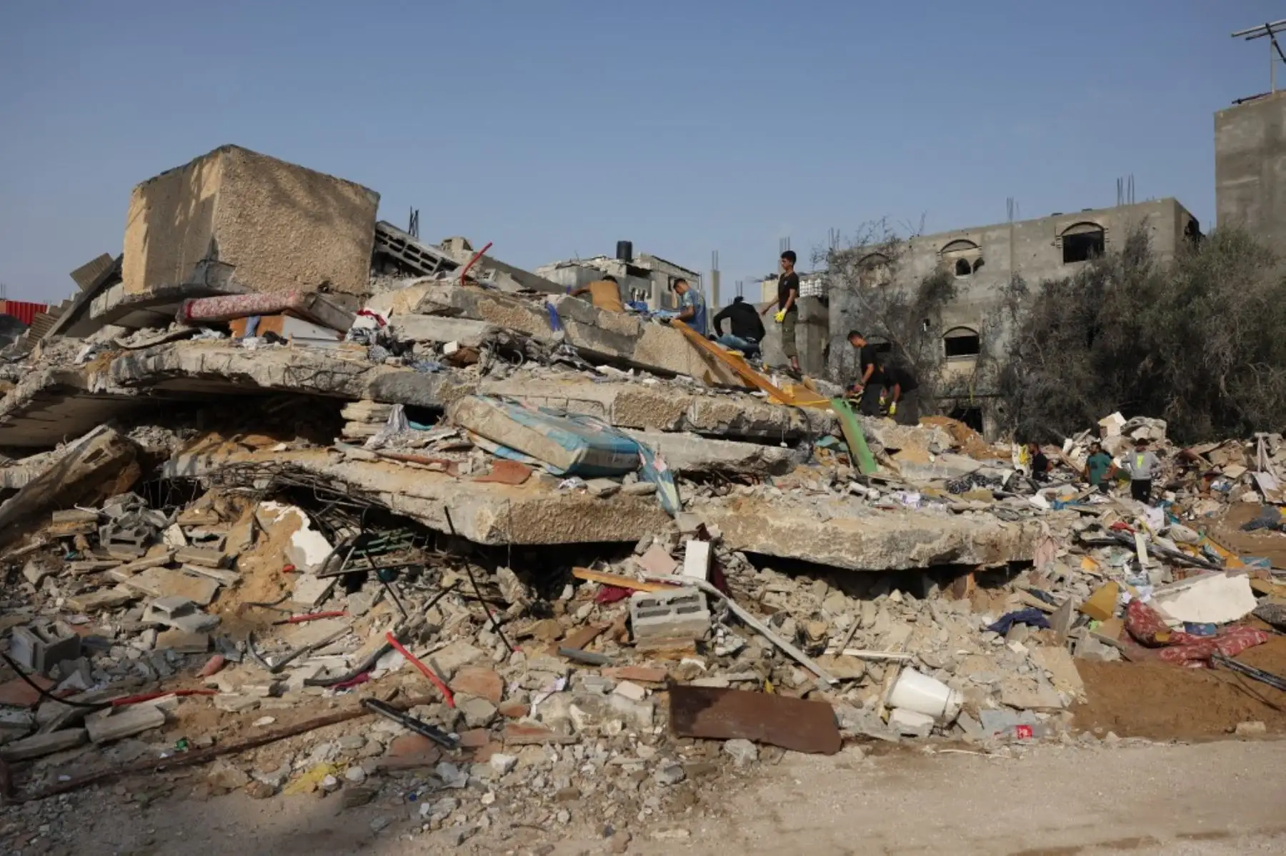 La gente busca entre los escombros de un edificio tras los ataques israelíes contra Rafah, en el sur de la Franja de Gaza. Foto: AFP