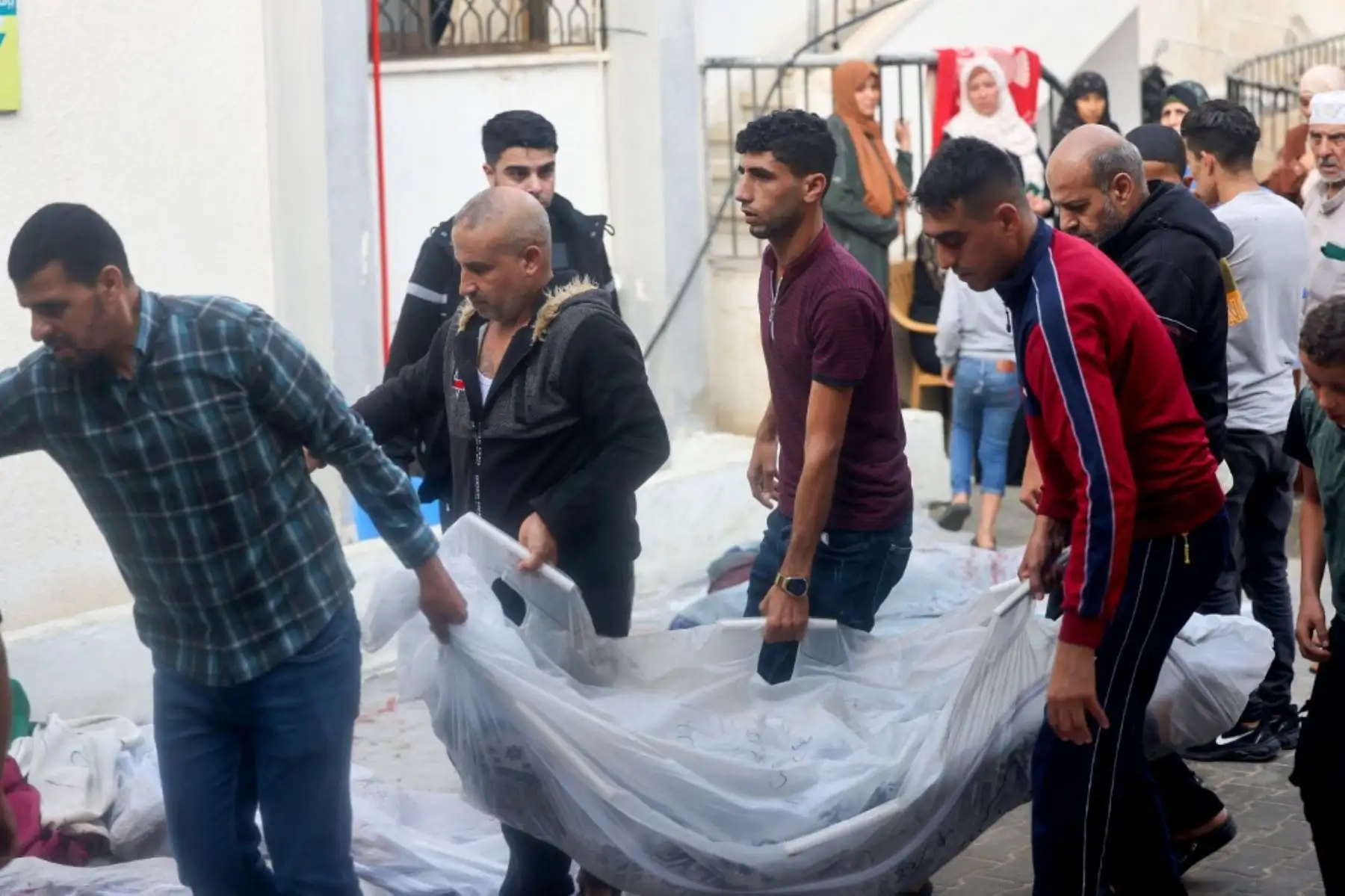 Palestinos cargan el cuerpo de una persona muerta en un ataque israelí en el hospital Najjar en Rafah, en el sur de la Franja de Gaza, Foto: AFP
