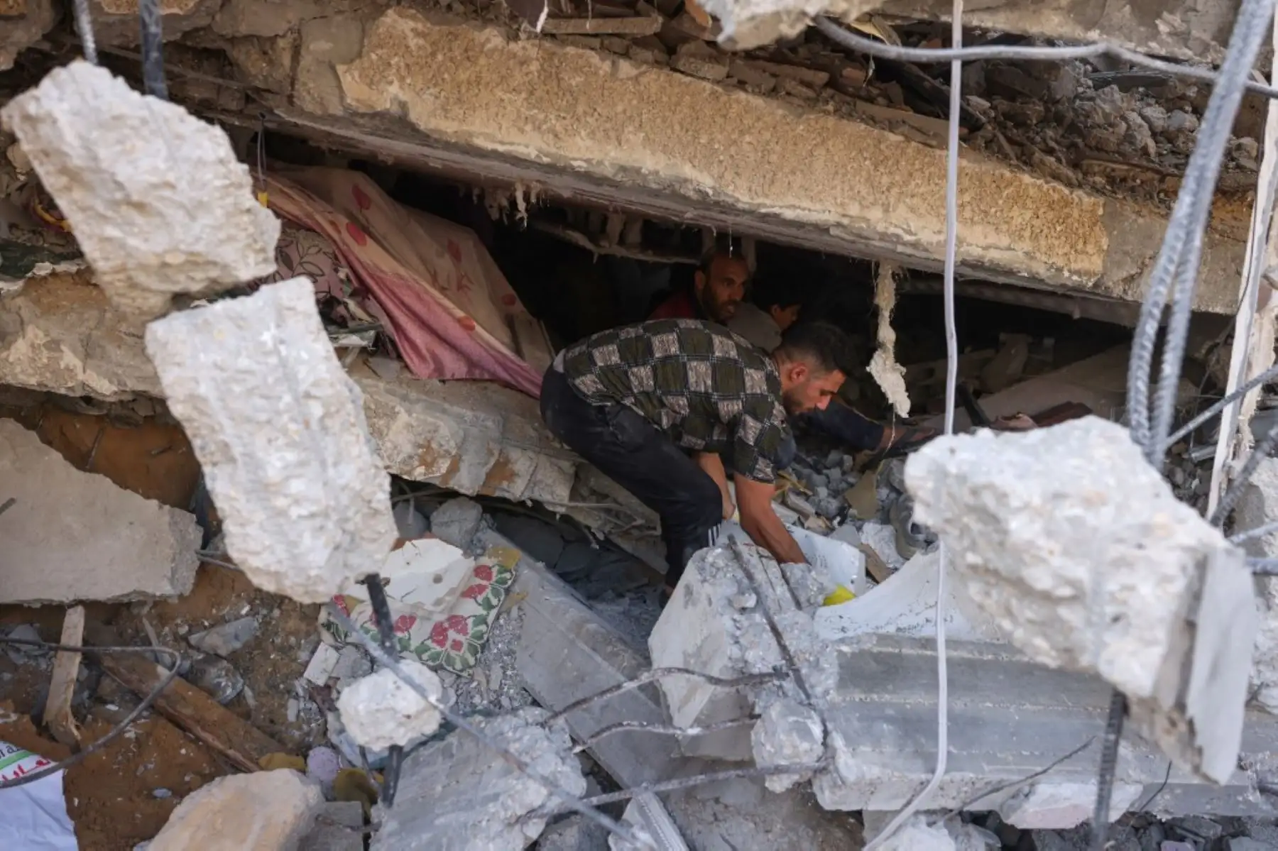 La gente busca entre los escombros de un edificio tras los ataques israelíes contra Rafah, en el sur de la Franja de Gaza. Foto: AFP