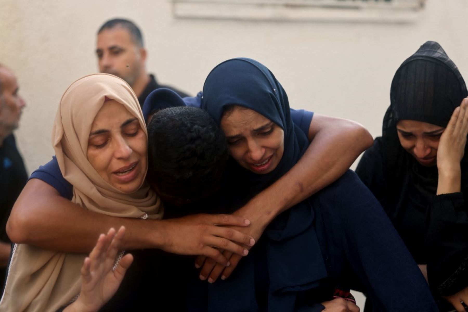 Palestinos lloran a sus seres queridos muertos en un ataque israelí frente al hospital Najjar en Rafah, en el sur de la Franja de Gaza, en medio de las batallas en curso entre Israel y el grupo palestino Hamás. Foto: AFP