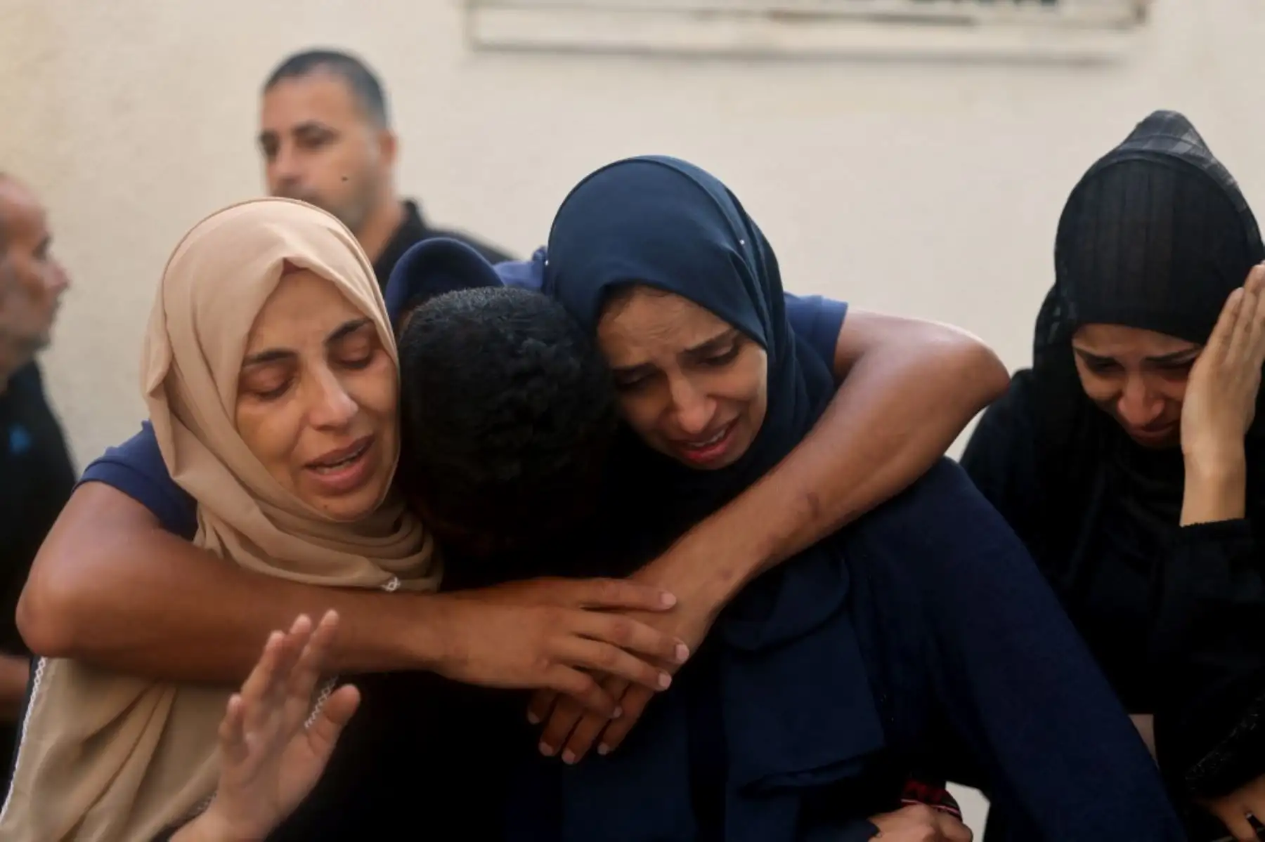 Palestinos lloran a sus seres queridos muertos en un ataque israelí frente al hospital Najjar en Rafah, en el sur de la Franja de Gaza. Foto: AFP