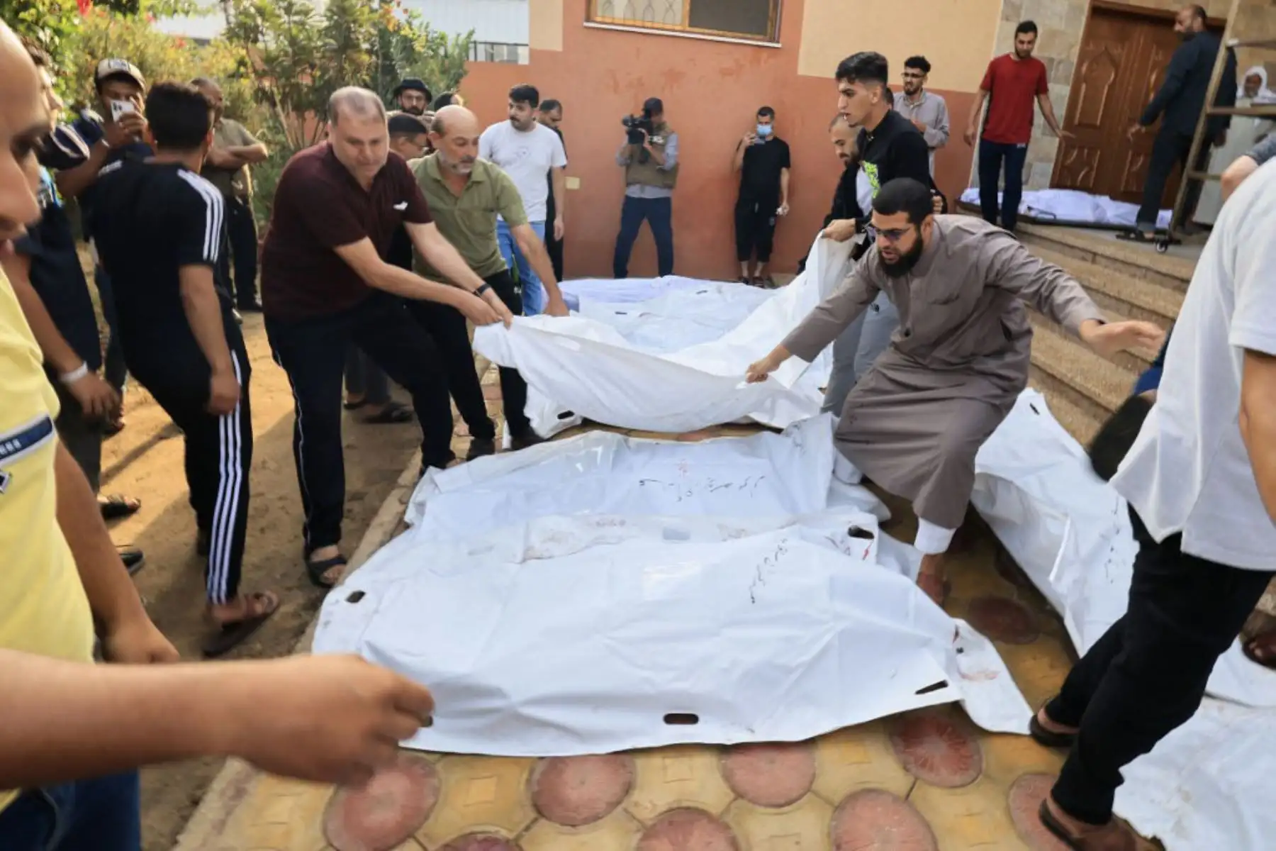 Palestinos lloran a sus seres queridos muertos en un ataque israelí frente al hospital Najjar en Rafah, en el sur de la Franja de Gaza. Foto: AFP