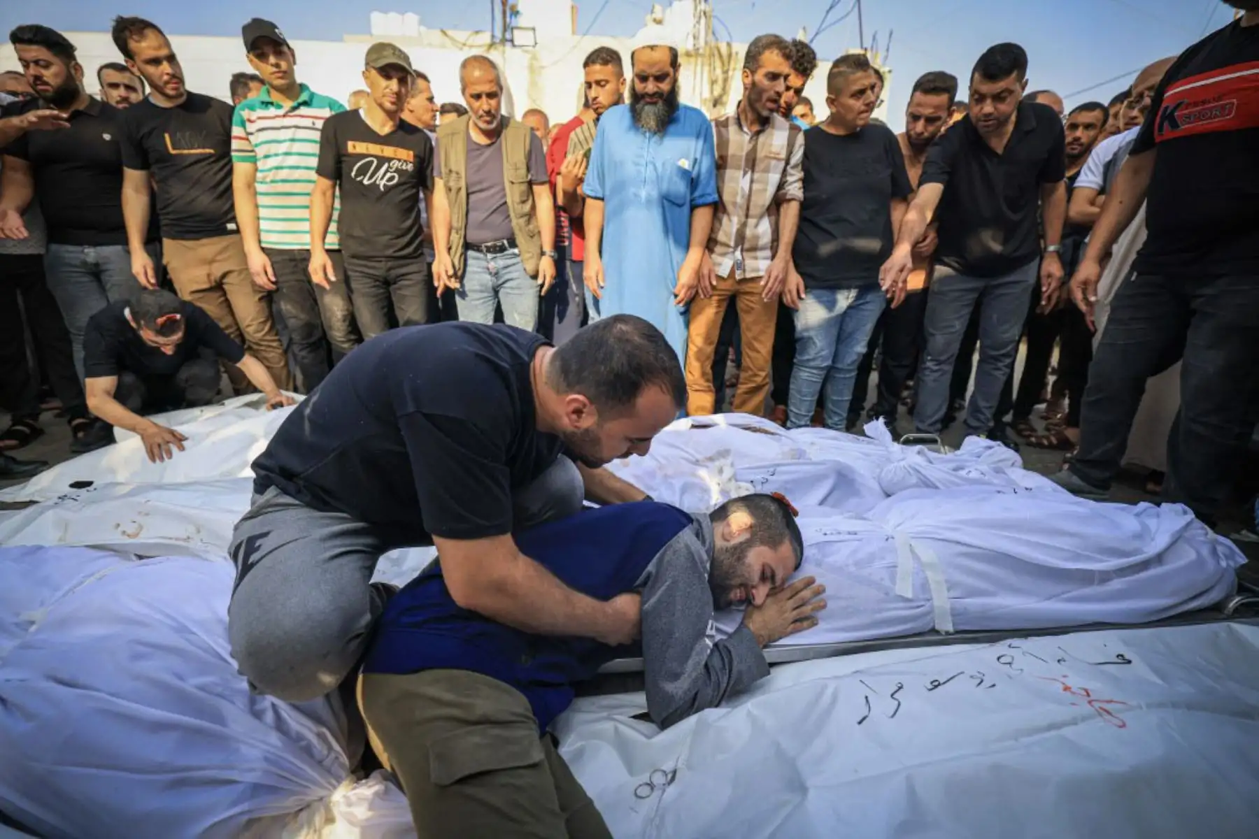 Palestinos lloran a sus seres queridos muertos en un ataque israelí frente al hospital Najjar en Rafah, en el sur de la Franja de Gaza. Foto: AFP