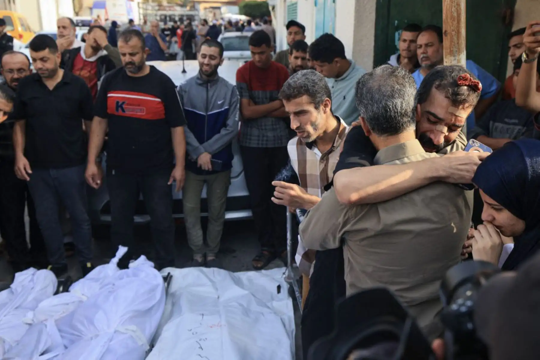 Palestinos lloran a sus seres queridos muertos en un ataque israelí frente al hospital Najjar en Rafah, en el sur de la Franja de Gaza. Foto: AFP