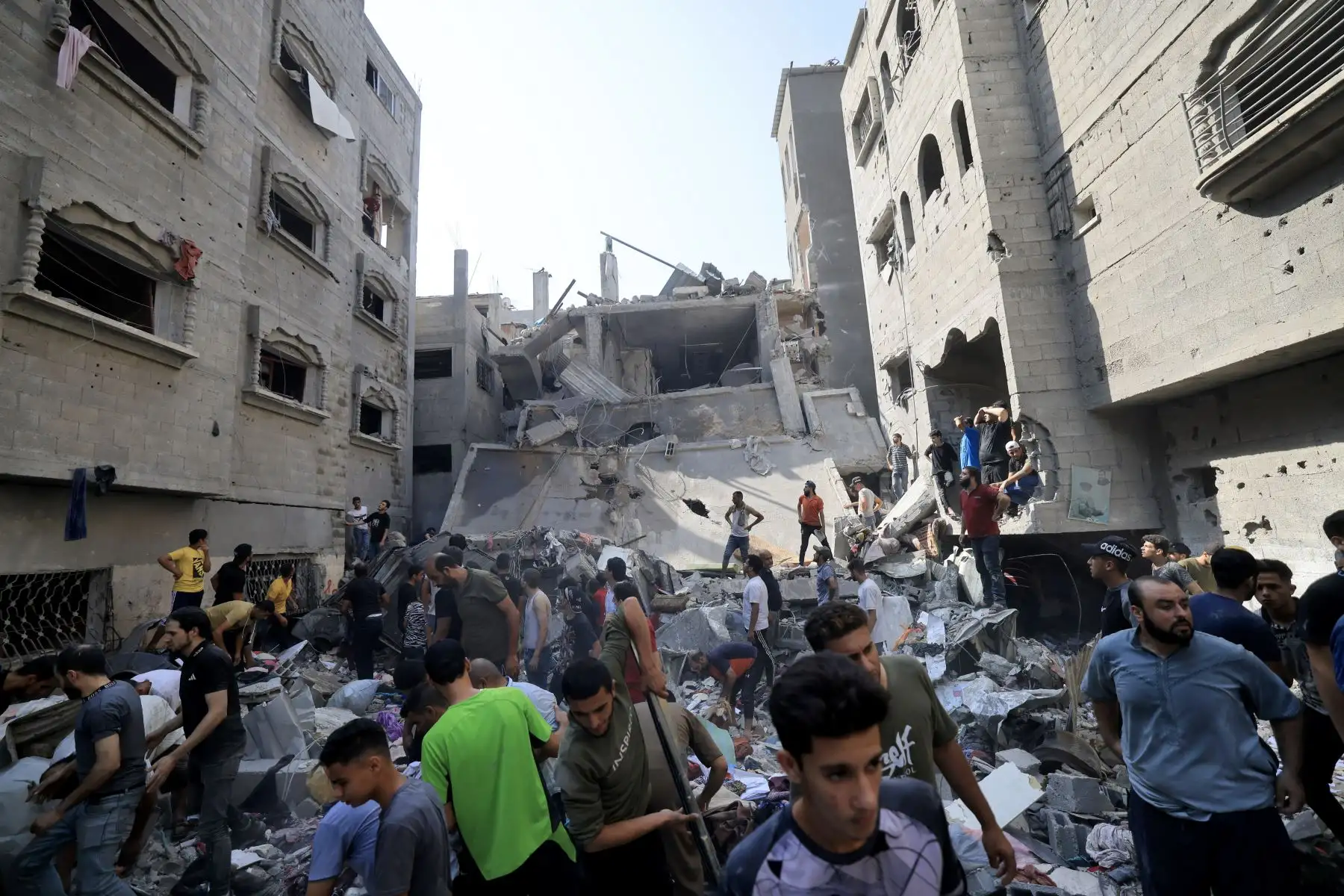 Los palestinos buscan supervivientes entre los escombros de un edificio alcanzado por un ataque aéreo israelí en Khan Yunis, en el sur de la Franja de Gaza.
Foto: AFP