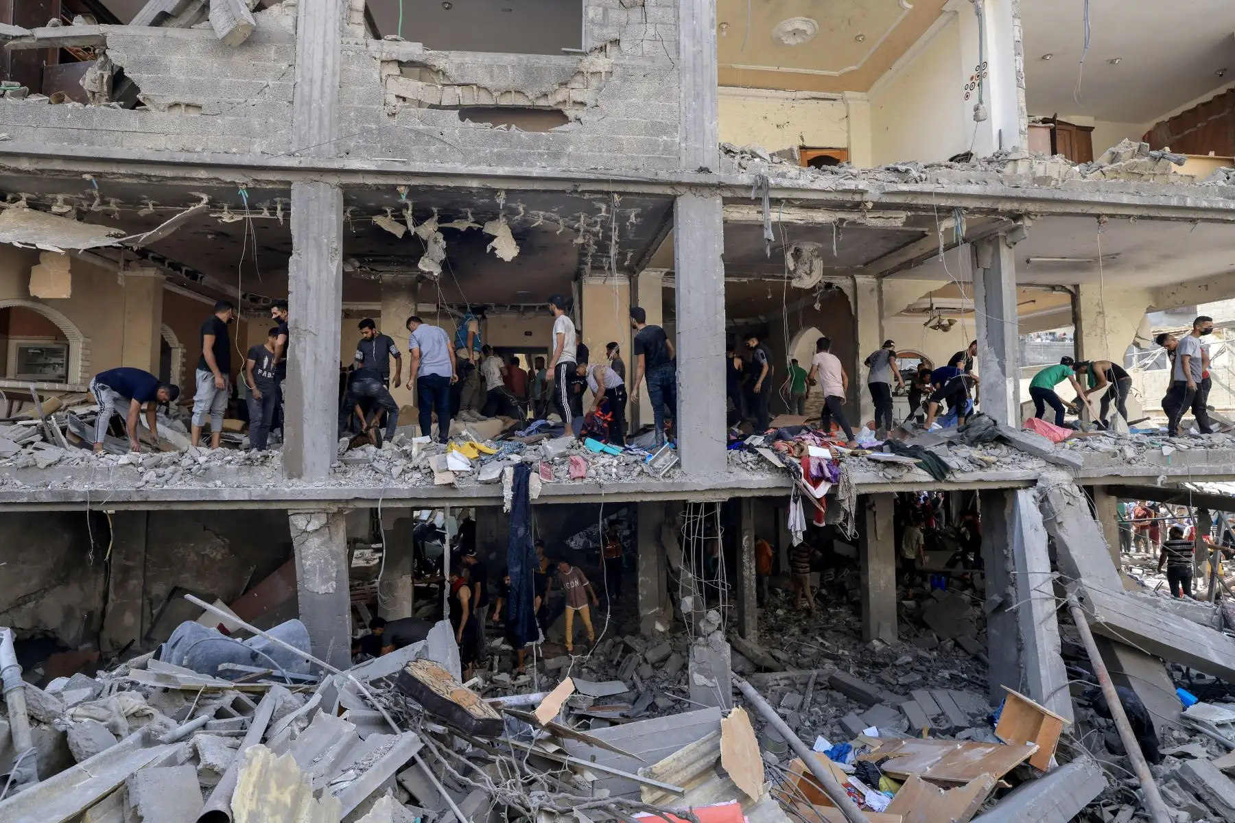Los rescatistas buscan supervivientes entre los escombros de un edificio alcanzado por un ataque aéreo israelí en Khan Yunis, en el sur de la Franja de Gaza.
Foto: AFP