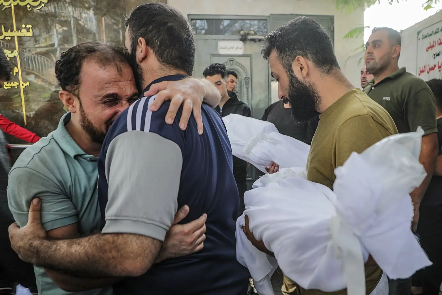 Los familiares de la familia Al Faseih lloran mientras sus cadáveres son transportados a un hospital tras un ataque aéreo en el campo de refugiados de Al Shatea, Gaza.
Foto: EFE