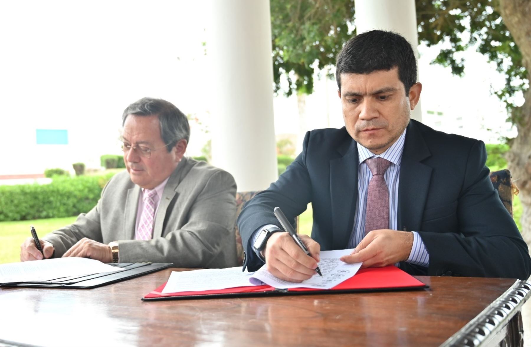 El alcalde de Santa María del Mar, Alberto Monteverde y el superintendente de la SBN, Wilder Sifuentes, suscriben un convenio para una mejor gestión de los predios estatales. Foto: SBN