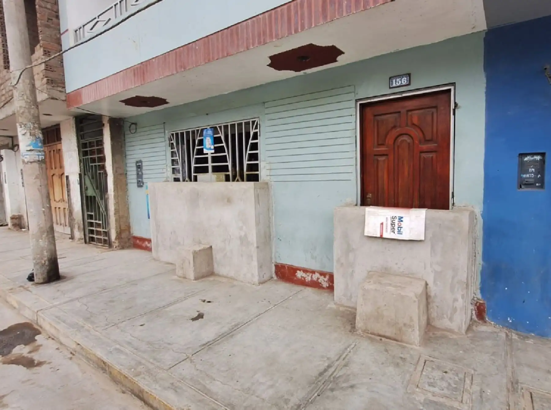 Pobladores de la zona de Mampuesto, ubicada en el distrito trujillano de El Porvenir, construyen muros de ladrillo y cemento en puertas y ventanas para proteger sus viviendas de la posible activación de la quebrada San Ildefonso por lluvias intensas. Foto: Luis Puell