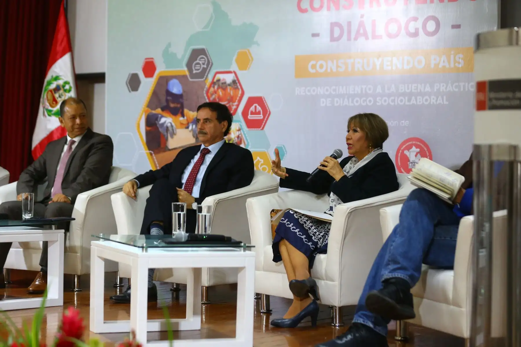 El ministro de Trabajo y Promoción del Empleo, Daniel Maurate Romero, participa en la ceremonia de reconocimiento a la buena práctica de diálogo  sociolaboral. Los condecorados fueron Luis Villanueva Carbajal, Sec. Gral. de la FTCCP, y Jorge Zapata Ríos, Pdte. del Consejo Directivo de CAPECO. Foto: ANDINA/Eddy Ramos