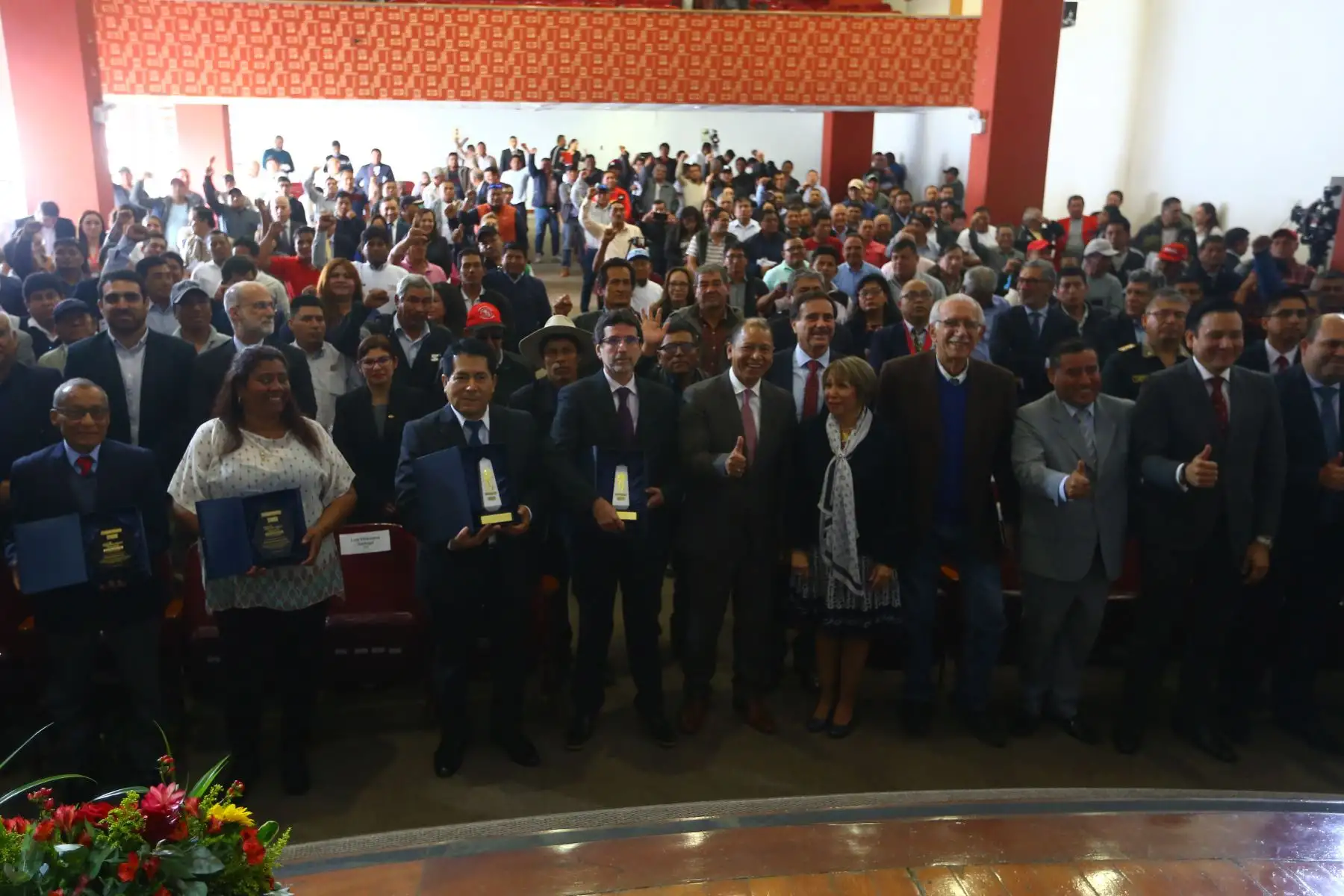 El ministro de Trabajo y Promoción del Empleo, Daniel Maurate Romero, participa en la ceremonia de reconocimiento a la buena práctica de diálogo  sociolaboral. Los condecorados fueron Luis Villanueva Carbajal, Sec. Gral. de la FTCCP, y Jorge Zapata Ríos, Pdte. del Consejo Directivo de CAPECO. Foto: ANDINA/Eddy Ramos