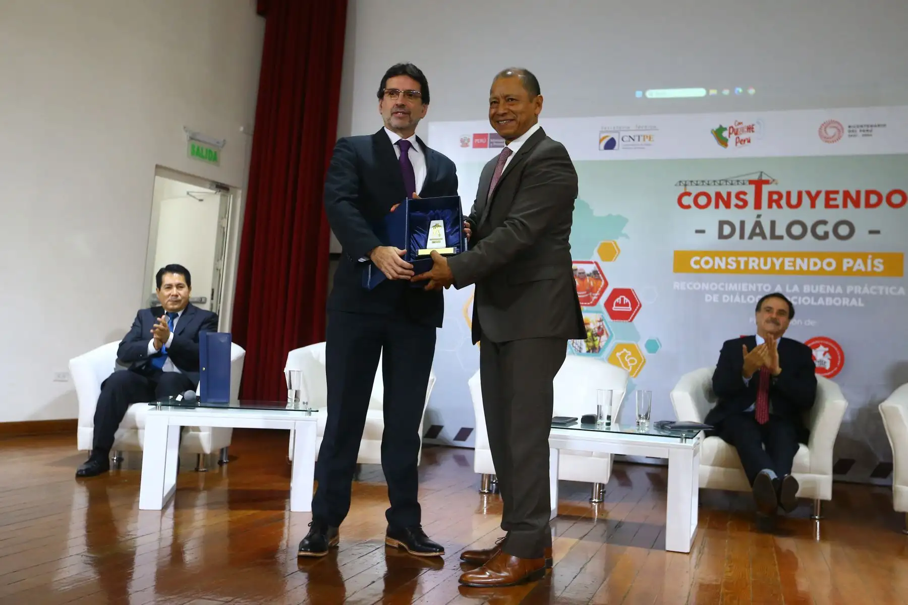 El ministro de Trabajo y Promoción del Empleo, Daniel Maurate Romero, participa en la ceremonia de reconocimiento a la buena práctica de diálogo  sociolaboral. Los condecorados fueron Luis Villanueva Carbajal, Sec. Gral. de la FTCCP, y Jorge Zapata Ríos, Pdte. del Consejo Directivo de CAPECO. Foto: ANDINA/Eddy Ramos