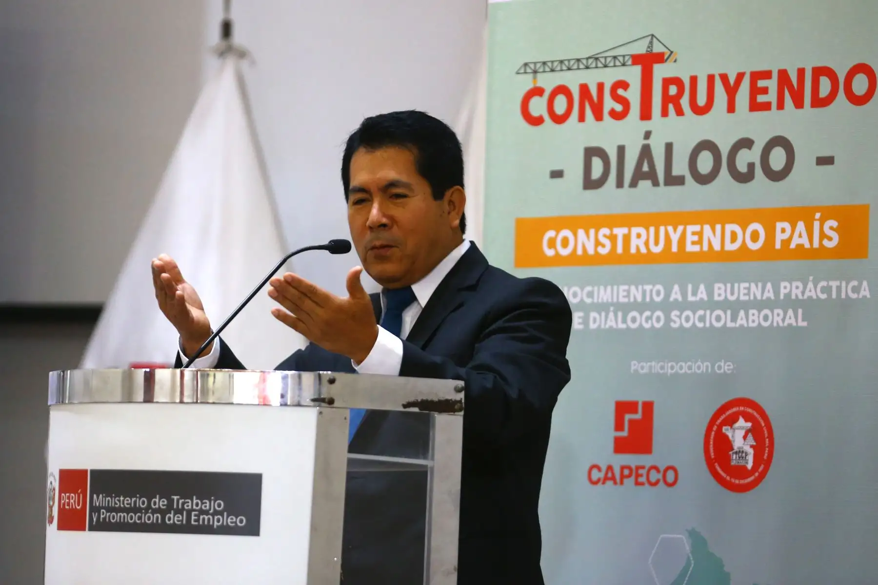 El ministro de Trabajo y Promoción del Empleo, Daniel Maurate Romero, participa en la ceremonia de reconocimiento a la buena práctica de diálogo  sociolaboral. Los condecorados fueron Luis Villanueva Carbajal, Sec. Gral. de la FTCCP, y Jorge Zapata Ríos, Pdte. del Consejo Directivo de CAPECO. Foto: ANDINA/Eddy Ramos