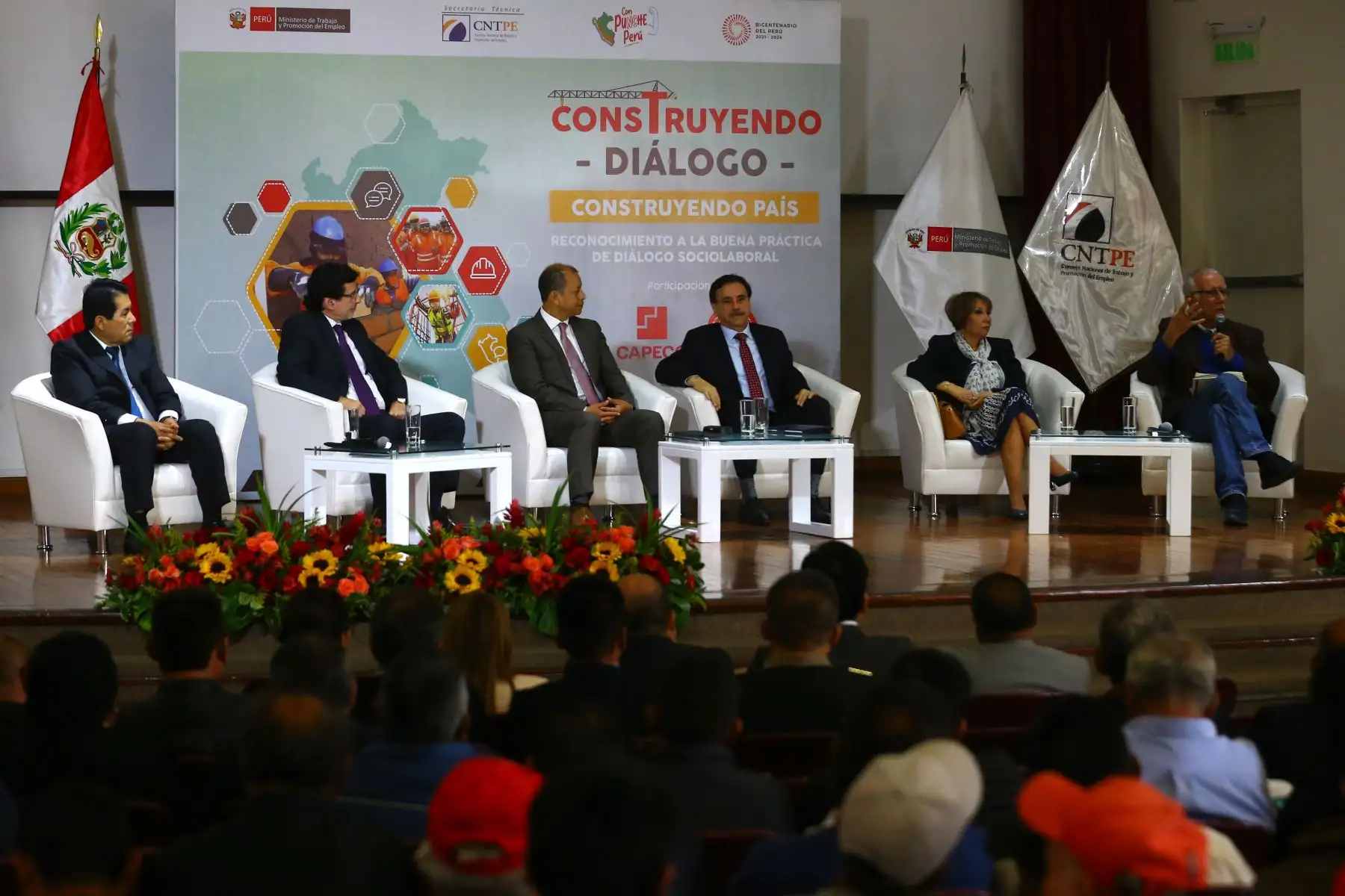 El ministro de Trabajo y Promoción del Empleo, Daniel Maurate Romero, participa en la ceremonia de reconocimiento a la buena práctica de diálogo  sociolaboral. Los condecorados fueron Luis Villanueva Carbajal, Sec. Gral. de la FTCCP, y Jorge Zapata Ríos, Pdte. del Consejo Directivo de CAPECO. Foto: ANDINA/Eddy Ramos