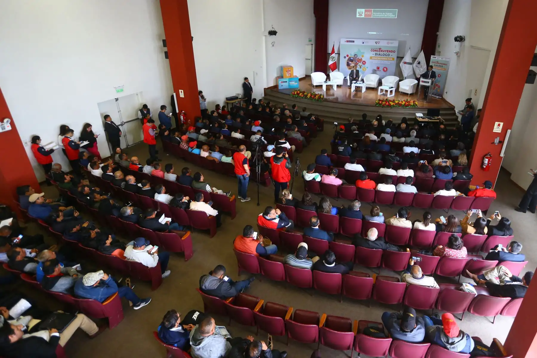 El ministro de Trabajo y Promoción del Empleo, Daniel Maurate Romero, participa en la ceremonia de reconocimiento a la buena práctica de diálogo  sociolaboral. Los condecorados fueron Luis Villanueva Carbajal, Sec. Gral. de la FTCCP, y Jorge Zapata Ríos, Pdte. del Consejo Directivo de CAPECO. Foto: ANDINA/Eddy Ramos