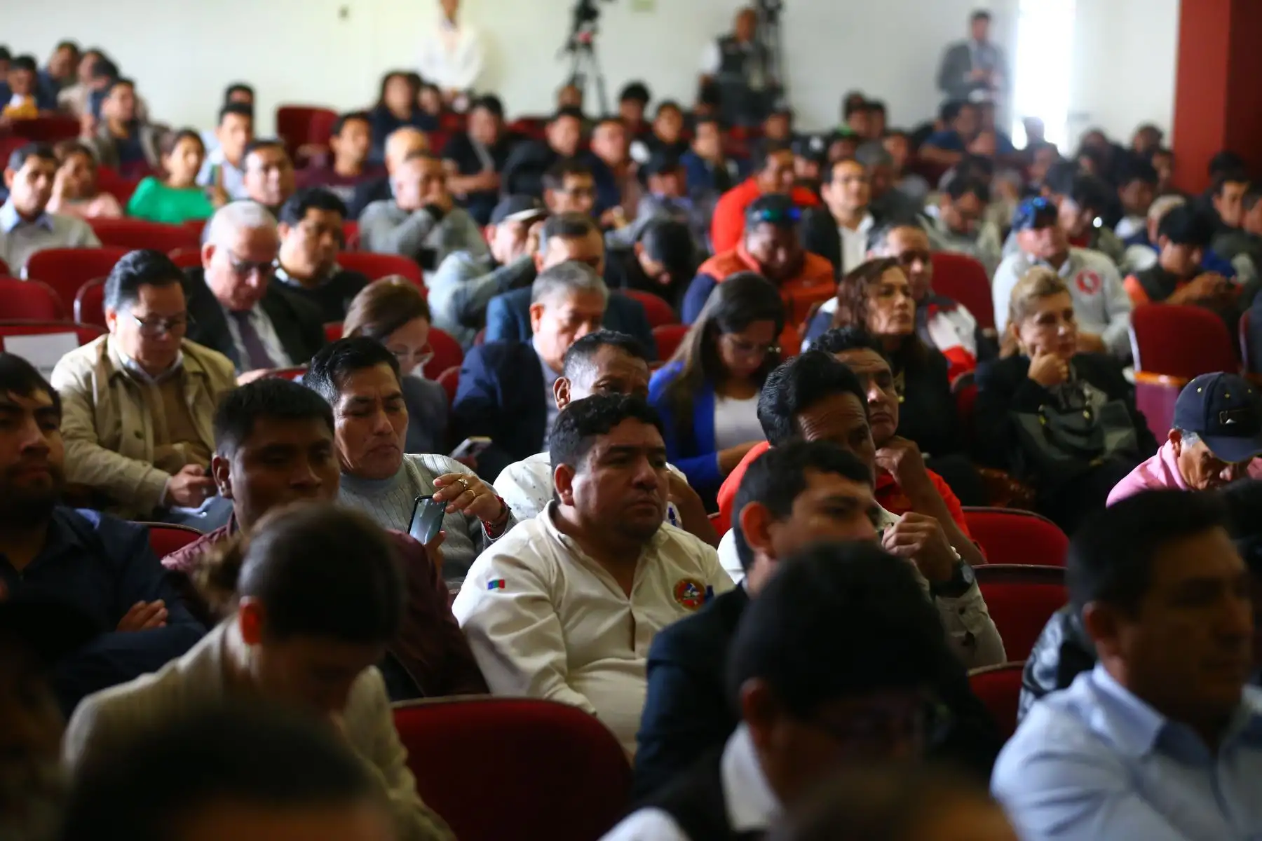 El ministro de Trabajo y Promoción del Empleo, Daniel Maurate Romero, participa en la ceremonia de reconocimiento a la buena práctica de diálogo  sociolaboral. Los condecorados fueron Luis Villanueva Carbajal, Sec. Gral. de la FTCCP, y Jorge Zapata Ríos, Pdte. del Consejo Directivo de CAPECO. Foto: ANDINA/Eddy Ramos