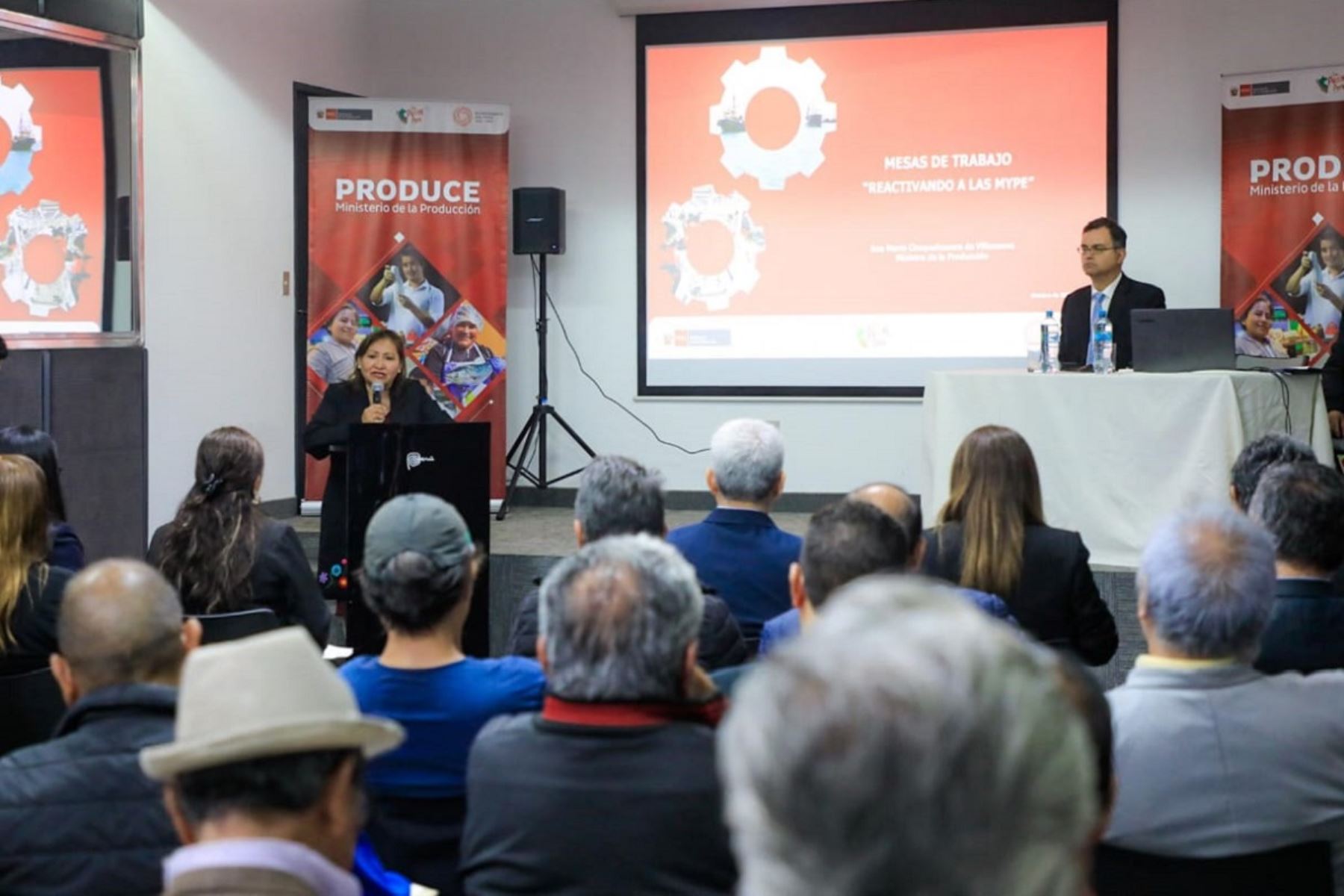 Ministra de la Producción, Ana María Choquehuanca, anunció la instalación de seis meses de trabajo para la reactivación de las micro y pequeñas empresas (mypes) del país. Foto: Cortesía.
