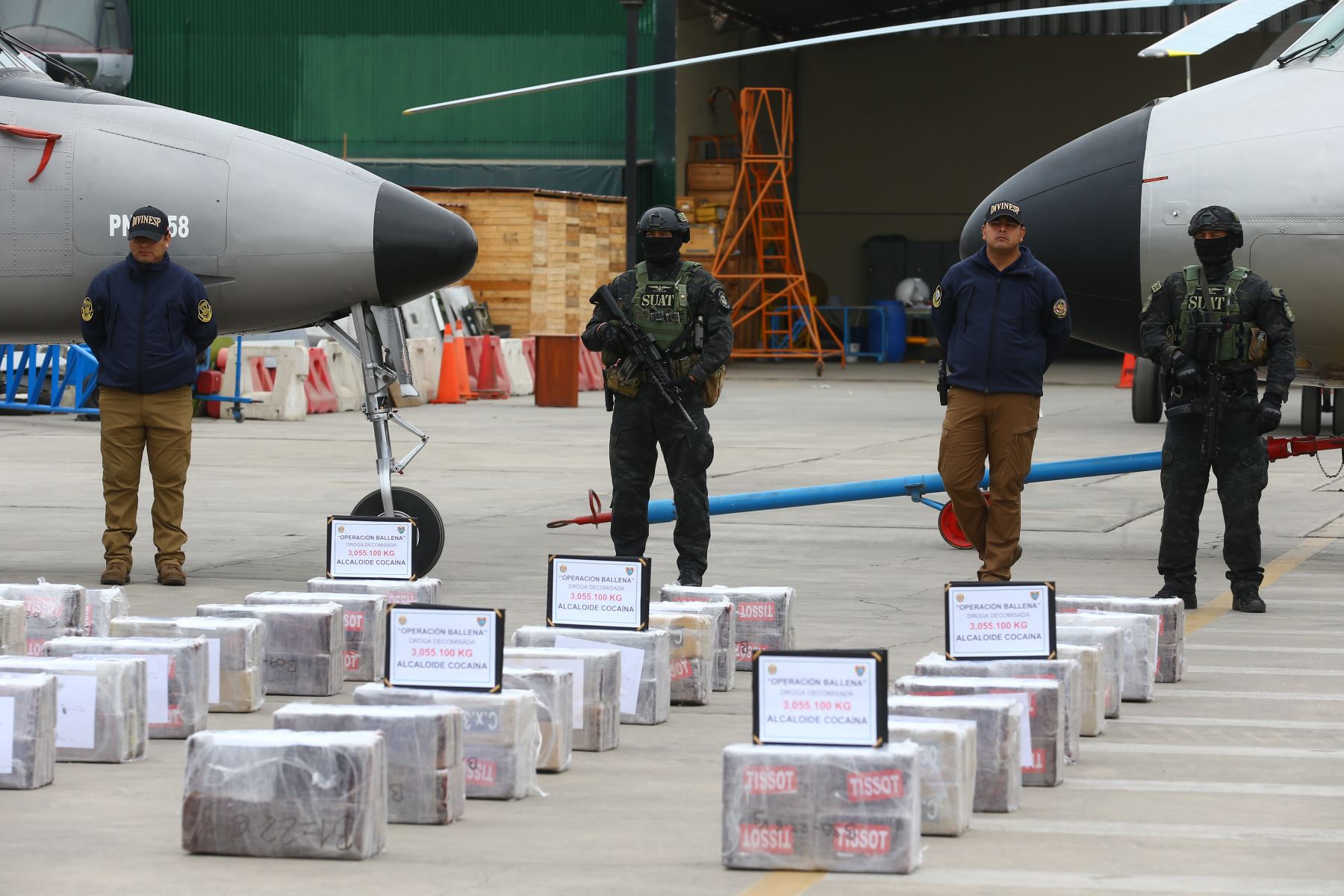 Autoridades peruanas presentaron esta tarde los paquetes conteniendo la droga decomisada en operación conjunta entre la Policía Nacional y la Marina de Guerra del Perú. Foto: ANDINA/Eddy Ramos ANDINA/Eddy Ramos