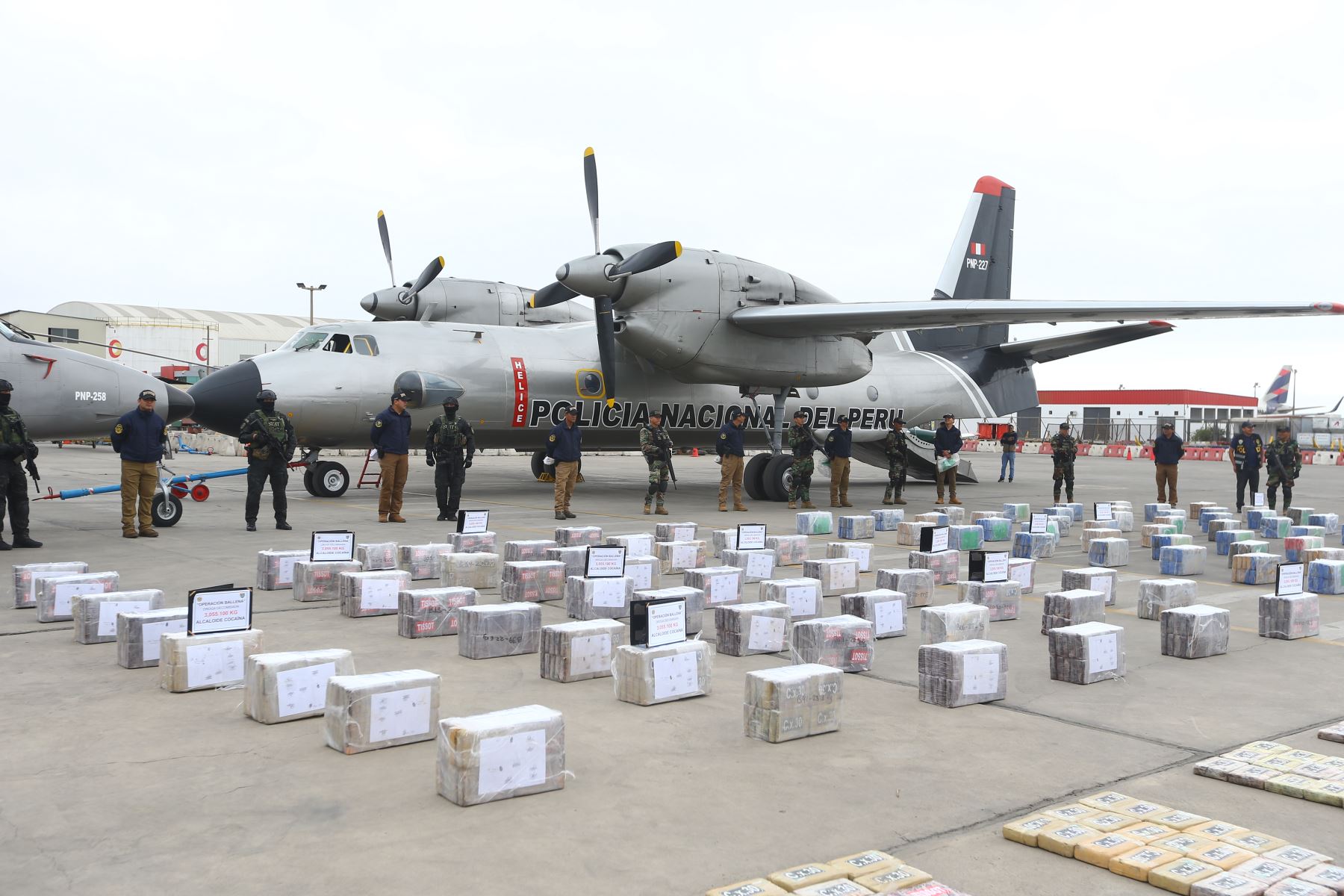 Autoridades peruanas presentaron esta tarde los paquetes conteniendo la droga decomisada en operación conjunta entre la Policía Nacional y la Marina de Guerra del Perú. Foto: ANDINA/Eddy Ramos