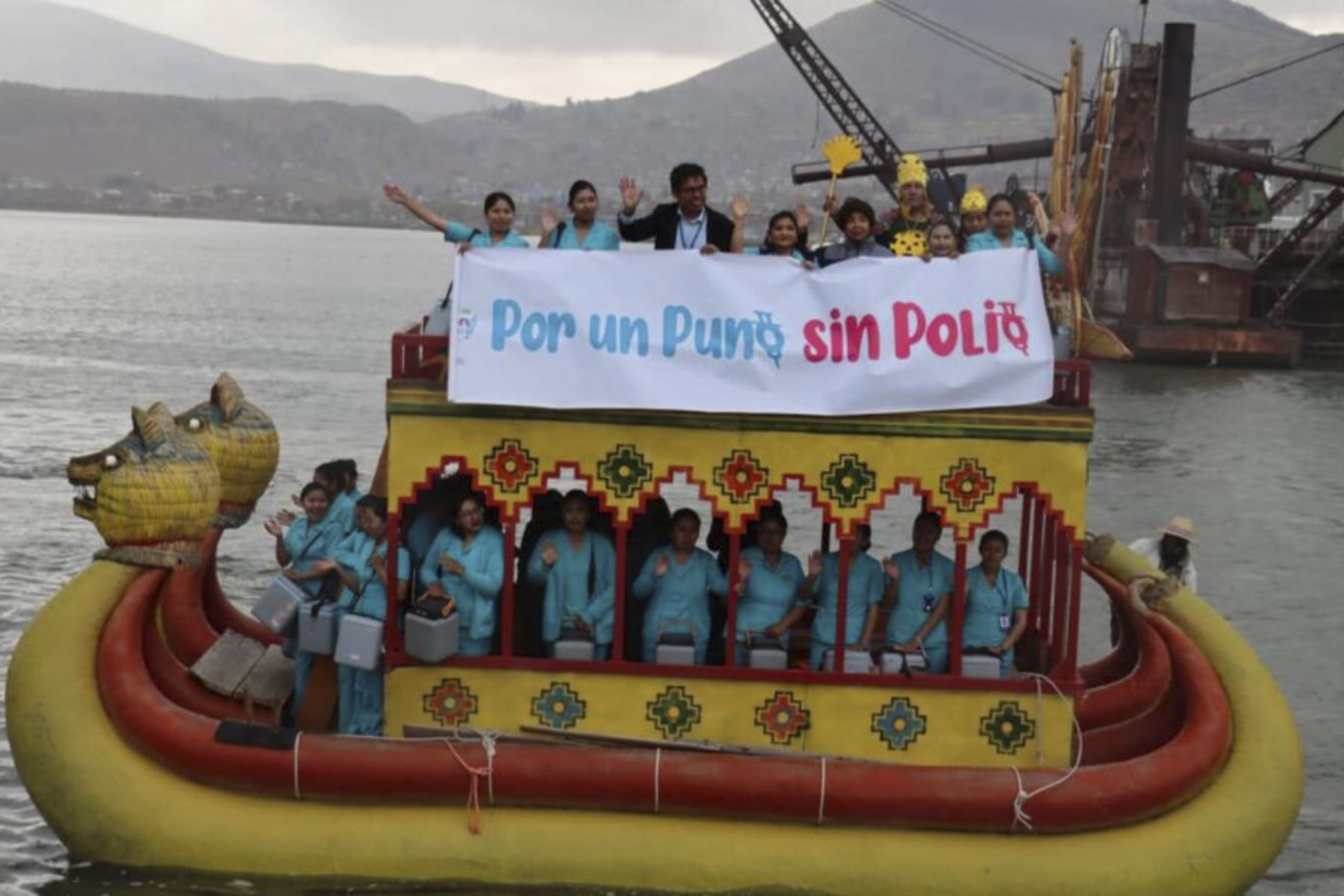 Más de 70 brigadas de vacunación se desplazaron con balsas de totora para llegar a todas las comunidades flotantes del Titicaca. Foto: ANDINA/Minsa