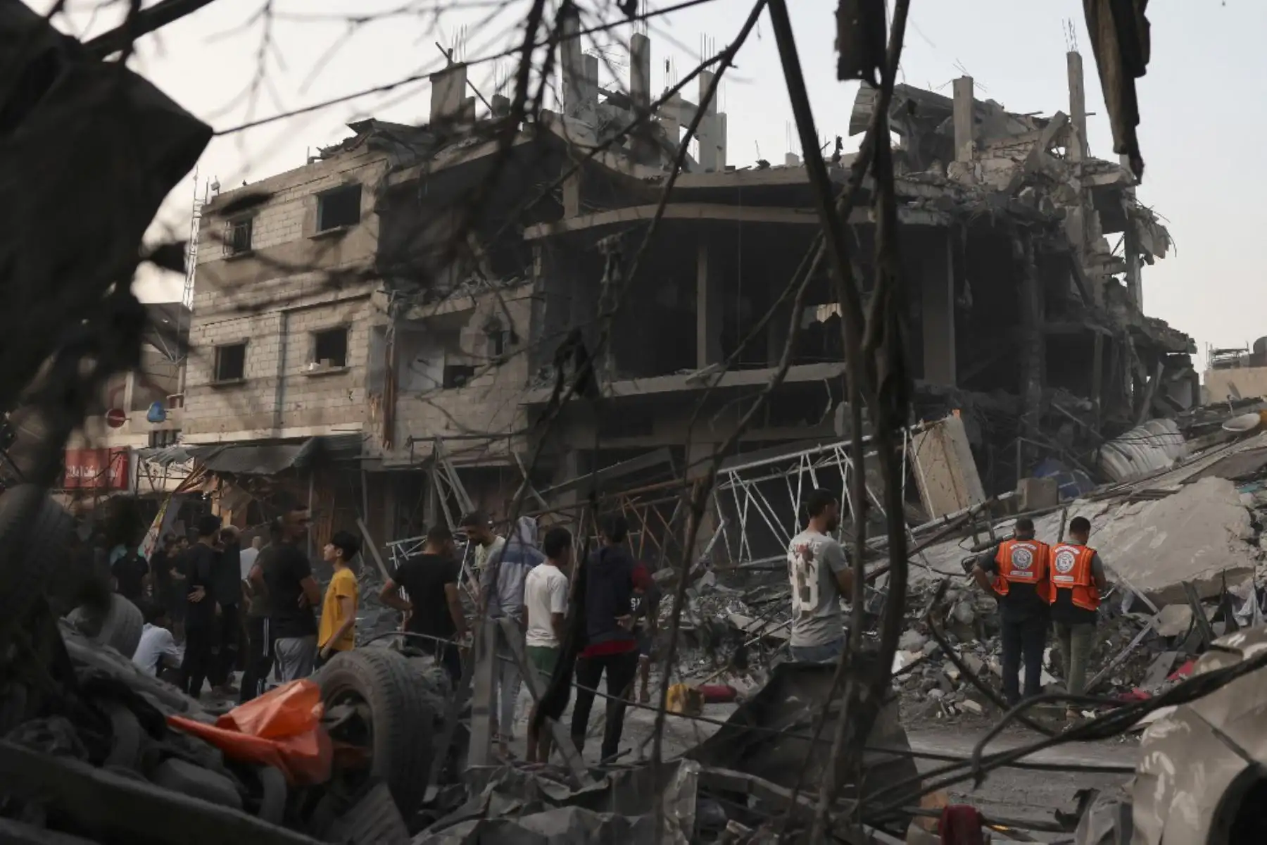 Palestinos observan los esfuerzos de rescate entre los escombros de un edificio tras los ataques israelíes nocturnos contra el campo de refugiados de Rafah, en el sur de la Franja de Gaza. Foto: AFP