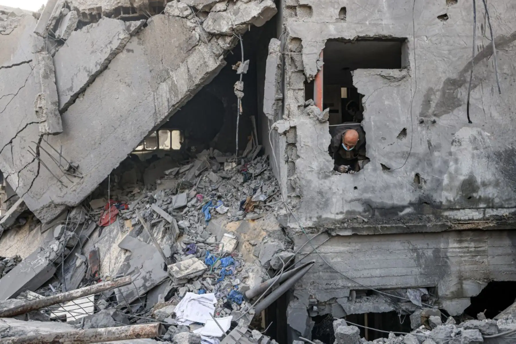 Palestinos buscan supervivientes y los cuerpos de las víctimas a través de edificios destruidos durante el bombardeo israelí, en Khan Yunis, en el sur de la Franja de Gaza. Foto: AFP