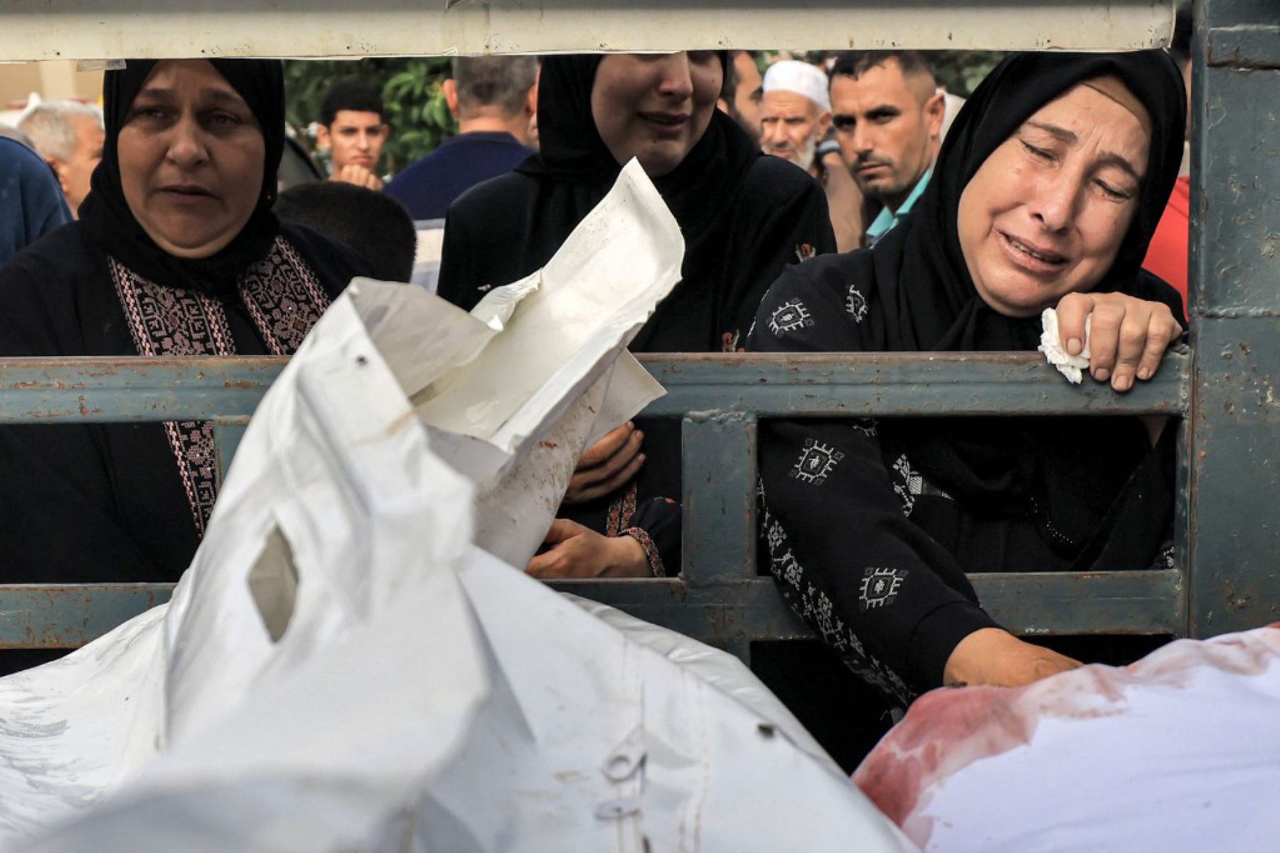 Mujeres palestinas lloran a sus fallecidos tras un bombardeo en la Franja de Gaza. Foto: AFP