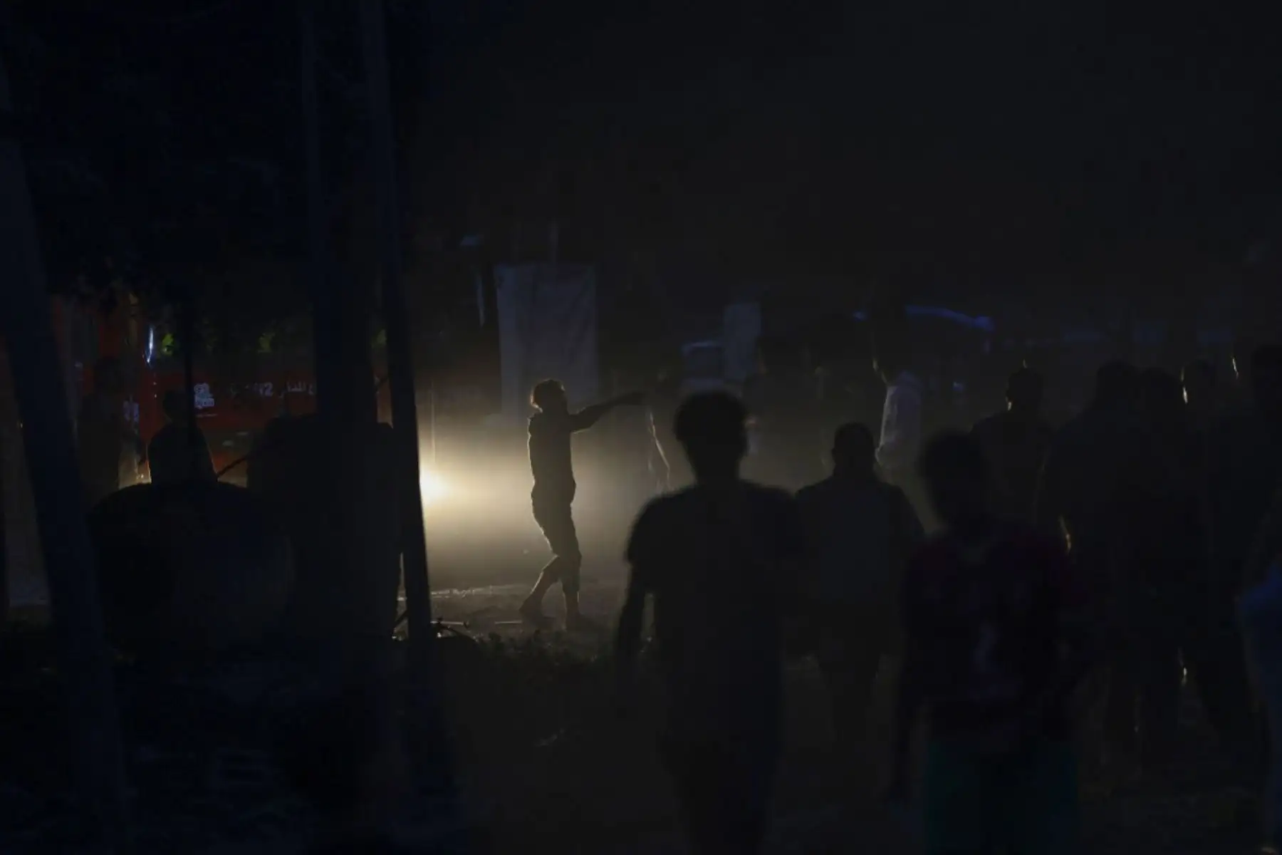 Palestinos buscan supervivientes y los cuerpos de las víctimas a través de edificios destruidos durante el bombardeo israelí, en Khan Yunis, en el sur de la Franja de Gaza. Foto: AFP