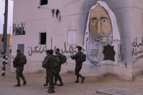Soldados israelíes participan en un ejercicio en una instalación de entrenamiento que simula la ciudad de Gaza (imagen referencial). Foto: AFP