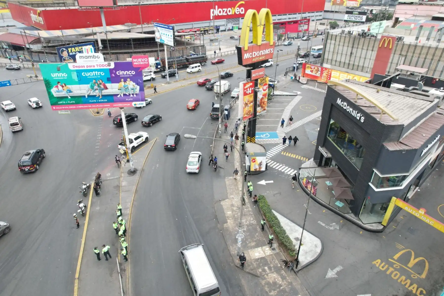 Agentes de la Policía Nacional del Perú (PNP) y del serenazgo recuperaron un sector de la vía pública ocupada por más de 200 vendedores ambulantes en las inmediaciones del cruce de la Av. Panamericana Norte con la Av. Carlos Izaguirre, en el límite de Independencia con Los Olivos. Foto: ANDINA/Daniel Bracamonte