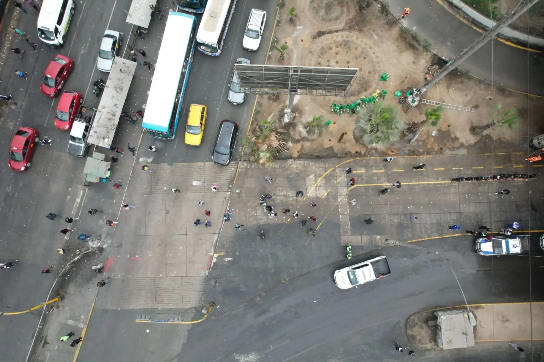 Agentes de la Policía Nacional del Perú (PNP) y del serenazgo recuperaron un sector de la vía pública ocupada por más de 200 vendedores ambulantes en las inmediaciones del cruce de la Av. Panamericana Norte con la Av. Carlos Izaguirre, en el límite de Independencia con Los Olivos. Foto: ANDINA/Daniel Bracamonte