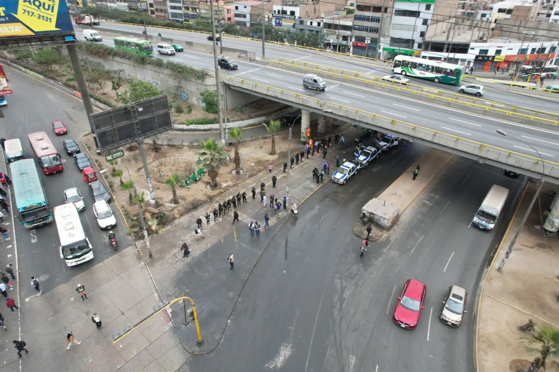 Según la Municipalidad de Independencia, cerca de un centenar de negocios informales se encontraban afincados en el cruce de la Av. Panamericana Norte con la Av. Carlos Izaguirre de manera permanente por muchos años, razón por la cual se realizó el operativo de recuperación de espacios públicos, que contó con la participación de cerca de 200 efectivos entre policías, serenos y fiscalizadores. Foto: ANDINA/ Daniel Bracamonte