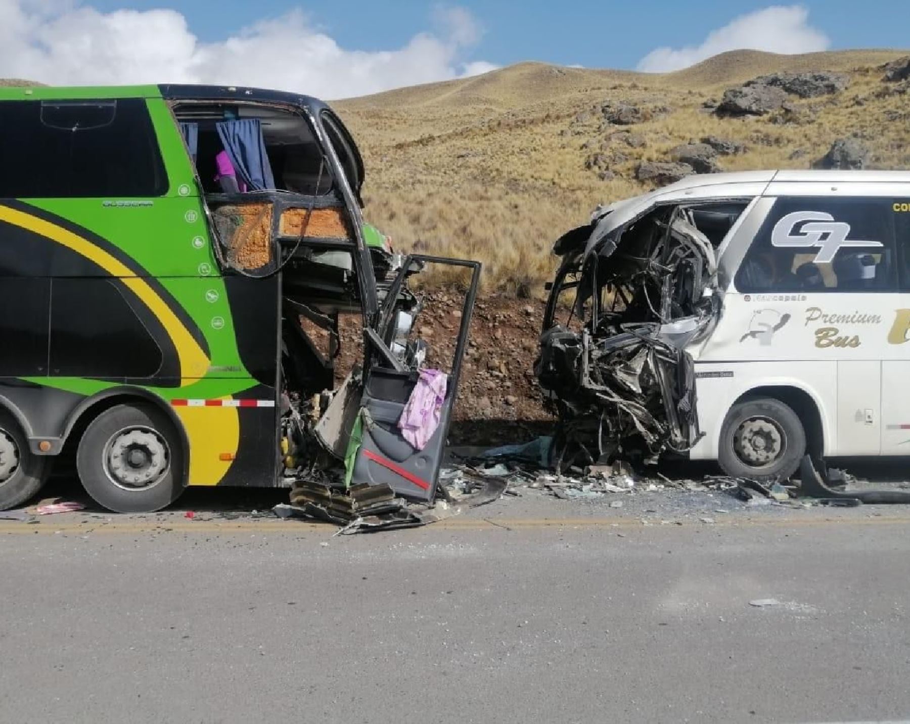 El choque frontal de dos buses de transporte interprovincial dejó cuatro muertos y cerca de 30 heridos. El accidente ocurrió en la carretera Espinar-Arequipa, en la provincia cusqueña de Espinar. ANDINA/Difusión