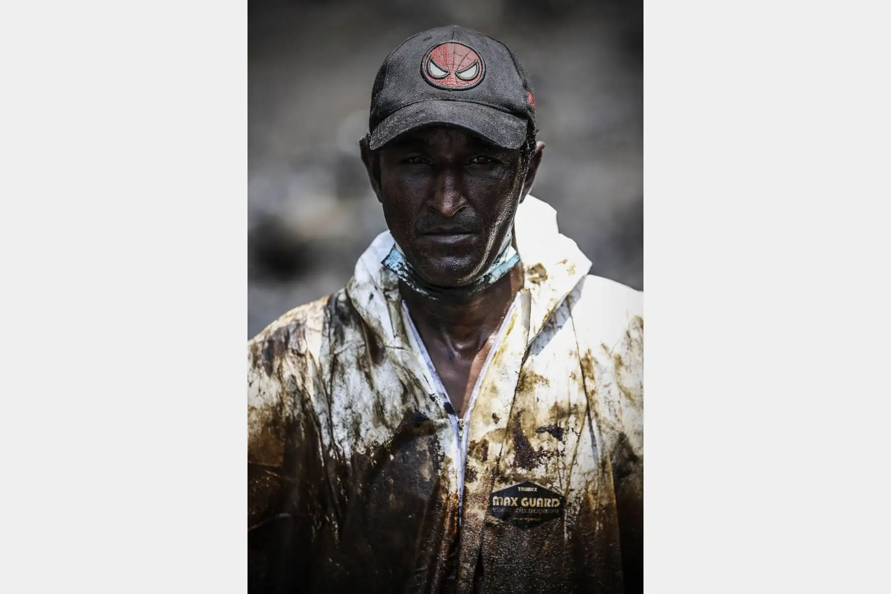 Callao - 19 enero 2022 / Un derrame de petróleo producido por la refinería La Pampilla que es operada por Repsol, ha contaminado la playa Cavero de ventanilla y otras playas de la misma zona, dejando graves daños en el ecosistema y en la fauna silvestre. Trabajadores intentan limpiar el lugar retirando el petróleo en bolsas plásticas. 
Diario Oficial El Peruano / Jhonel Rodríguez