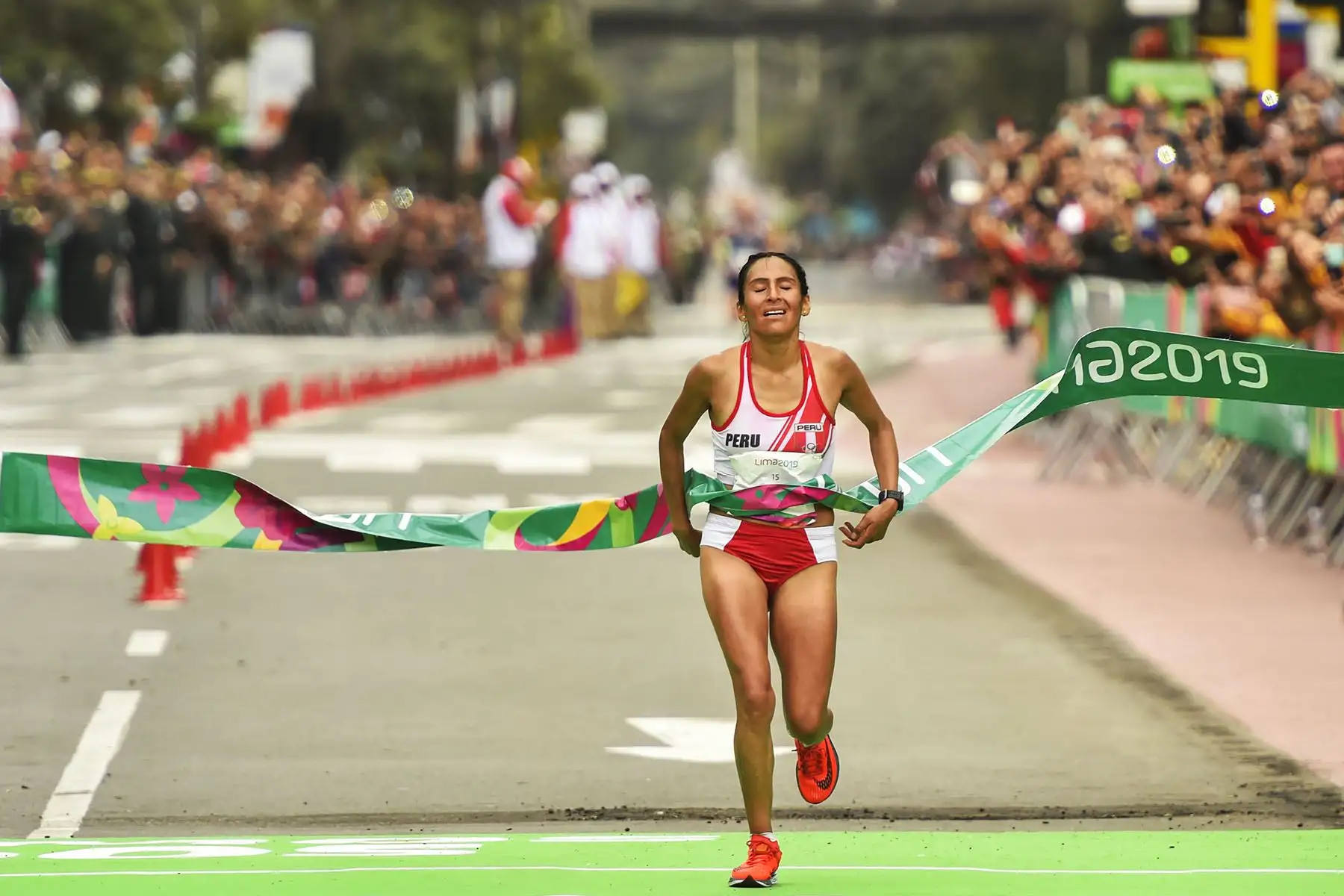 Lima, sábado 27 julio 2019 - Gladys Tejeda de Perú llegando a la meta donde obtuvo la medalla de oro en el maratón femenino de los Juegos Panamericanos Lima 2019.  Foto: Diario Oficial El Peruano / José Sotomayor