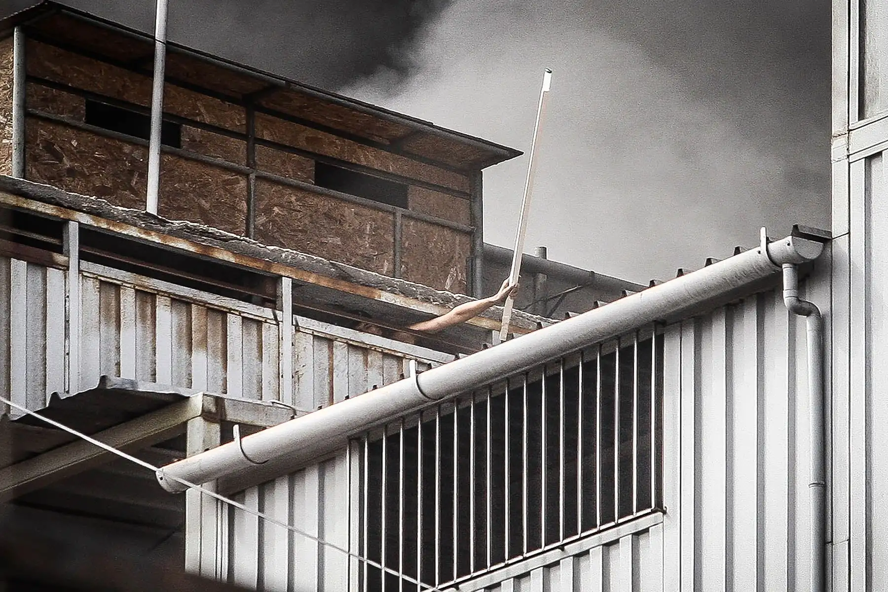 Lima - 22 junio 2017 / Dos jóvenes trabajadores quedaron atrapados en la Galería Nicolini que fue consumida por un dantesco incendio.  Uno de ellos, Jovi Herrera, logró comunicarse con su tía a quien le dijo: "Voy a morir tía, ya fue". Foto:ANDINA/ Eddy Ramos