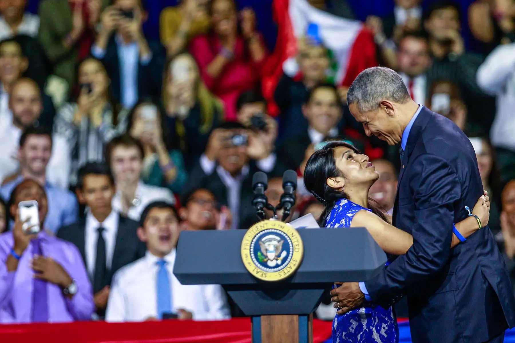 Lima - 19 noviembre 2016 / Barack Obama, presidente de los Estados Unidos, abraza a Cinthia Paitán, quien lo presentó en la reunión con jóvenes del programa Young Leaders of the Americas Initiative (YLAI), en la Pontificia Universidad Católica del Perú (PUCP). Foto: Diario Oficial El Peruano / Jhony Laurente