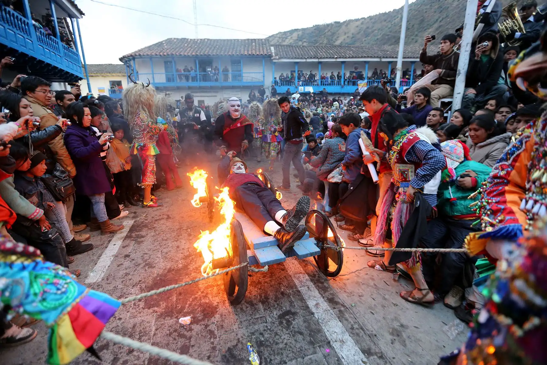 Fiesta de la Virgen del Carmen de Paucartambo alcanza niveles de asombro en esta provincia cusqueña, convertida en un teatrín de altura, secuestrada por enmascarados danzantes que bailan frenéticos en honor a su patrona. Foto: ANDINA/Carlos Américo Lezama Villantoy