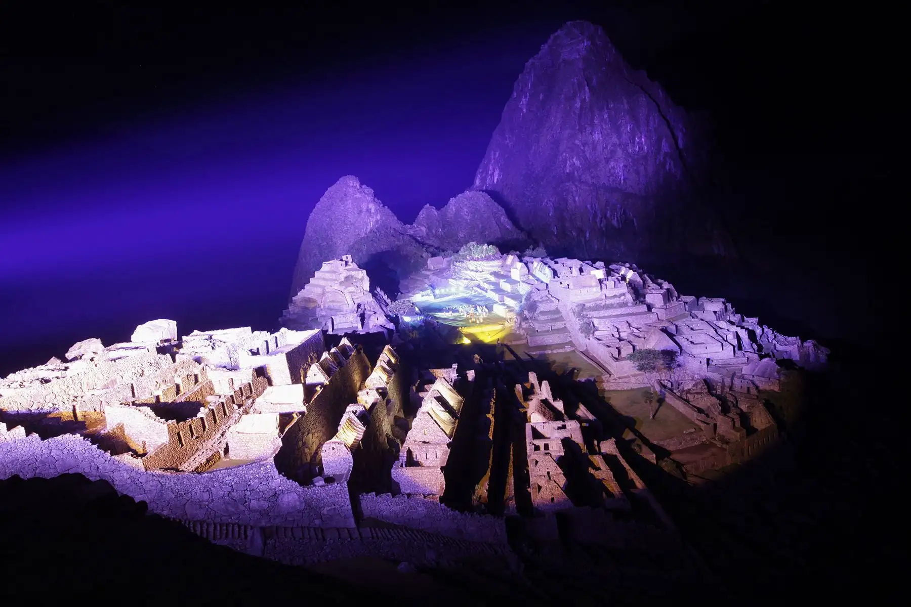 Cusco - 7 julio 2011 / La majestuosa ciudadela de Machu Picchu, imagen indesligable del Perú, bañada por un despliegue de destellos y luces para celebrar el centenario de su descubrimiento. 
Diario Oficial El Peruano / Alberto Orbegoso
