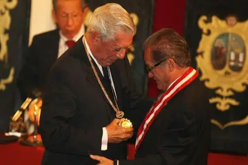 Mario Vargas Llosa, Premio Nobel de Literatura 2010 fue condecorado con la medalla de honor de la Universidad Nacional Mayor de San Marcos, su alma máter, donde estudió Literatura. Diario Oficial El Peruano / Vidal Tarqui