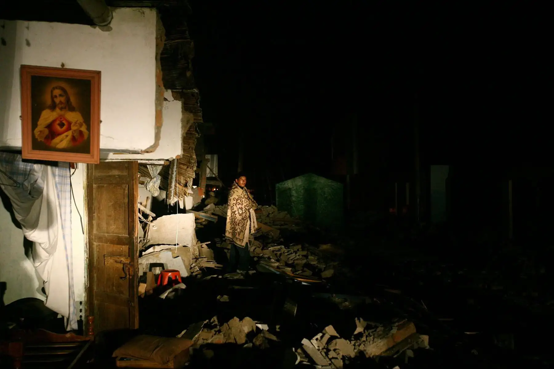 Pisco - 18 agosto 2007 / Un cuadro de Cristo acompaña en la fría noche a los damnificados del devastador terremoto de 7.9 grados en la escala de Richter que remeció Pisco y todo el sur del Perú. Foto: Diario Oficial El Peruano / Carlos Lezama