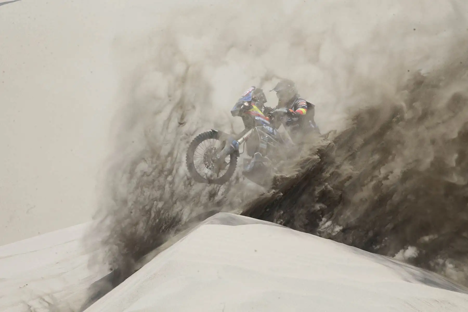 Ica – 11 enero 2019 / Un motociclista demuestra en los desiertos peruanos por qué Rally Dakar es el más duro certamen de los fierros. Fue tan fuerte la competencia que de los 334 vehículos que partieron del podio de Lima, solo 179 llegaron al final. Foto: Diario Oficial El Peruano / Luis Iparraguirre