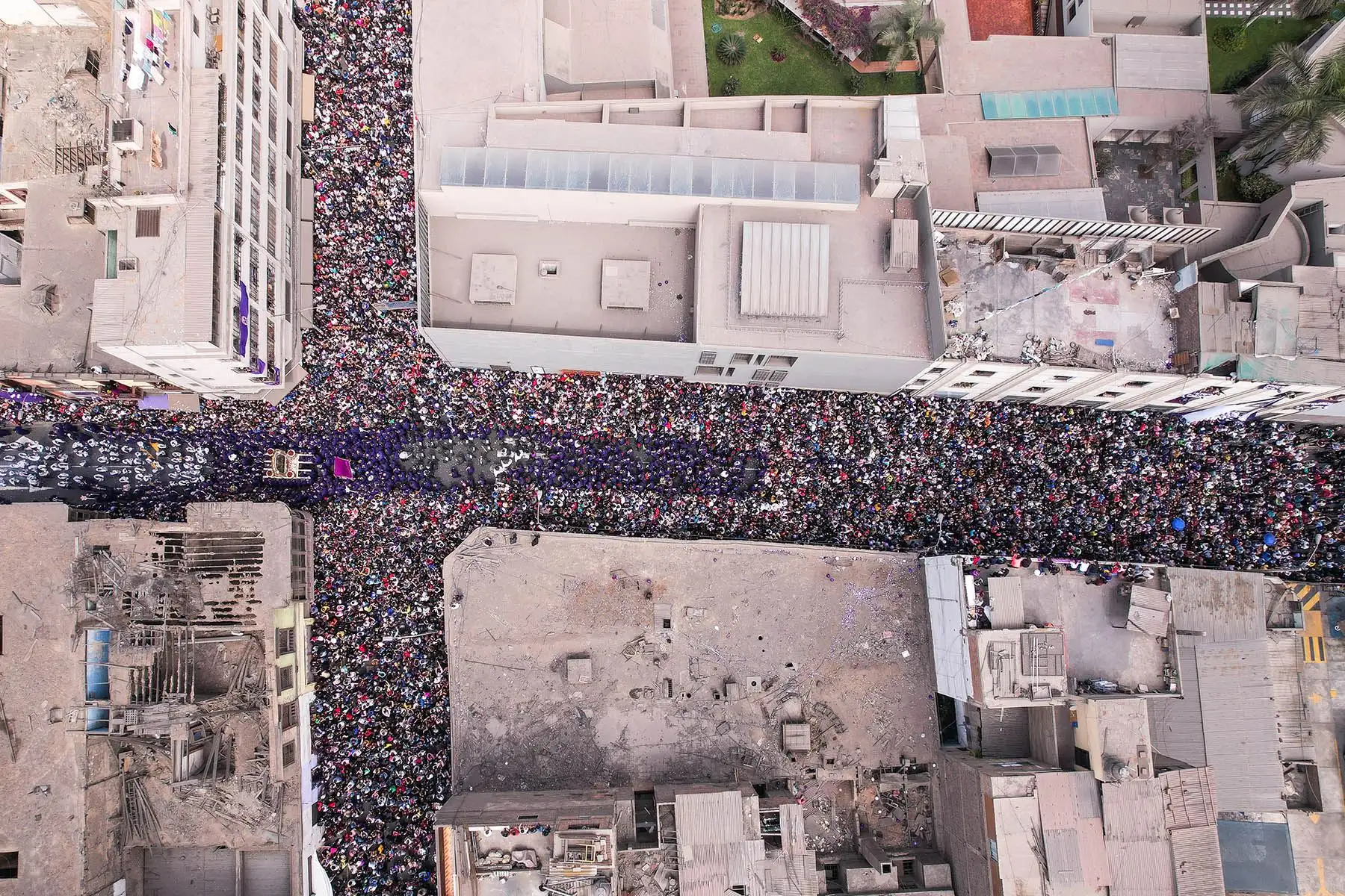 Lima - 8 octubre 2022 / Fieles del Cristo Moreno formaron una "cruz humana" durante la primera salida de la imagen del Señor de los Milagros por las calles de la capital tras dos años de pandemia. 
Foto: Diario Oficial El Peruano / Renato Pajuelo