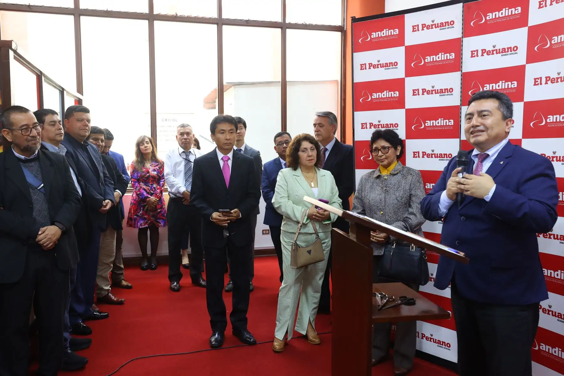 Como parte de las actividades de aniversario, el diario El Peruano realiza la exposición fotográfica denominado " El Peruano 198 años: Exposición del nuevo siglo ".
En la imagen, la presentación de la exposición a cargo del  Director de Medios Periodísticos, Félix Paz Quiroz.
Foto: ANDINA/Carlos Lezama Villantoy Como parte de las actividades de aniversario, el diario El Peruano realiza la exposición fotográfica denominado " El Peruano 198 años: Exposición del nuevo siglo ".
En la imagen, la presentación de la exposición a cargo del  Director de Medios Periodísticos, Félix Paz Quiroz.
Foto: ANDINA/Carlos Lezama Villantoy