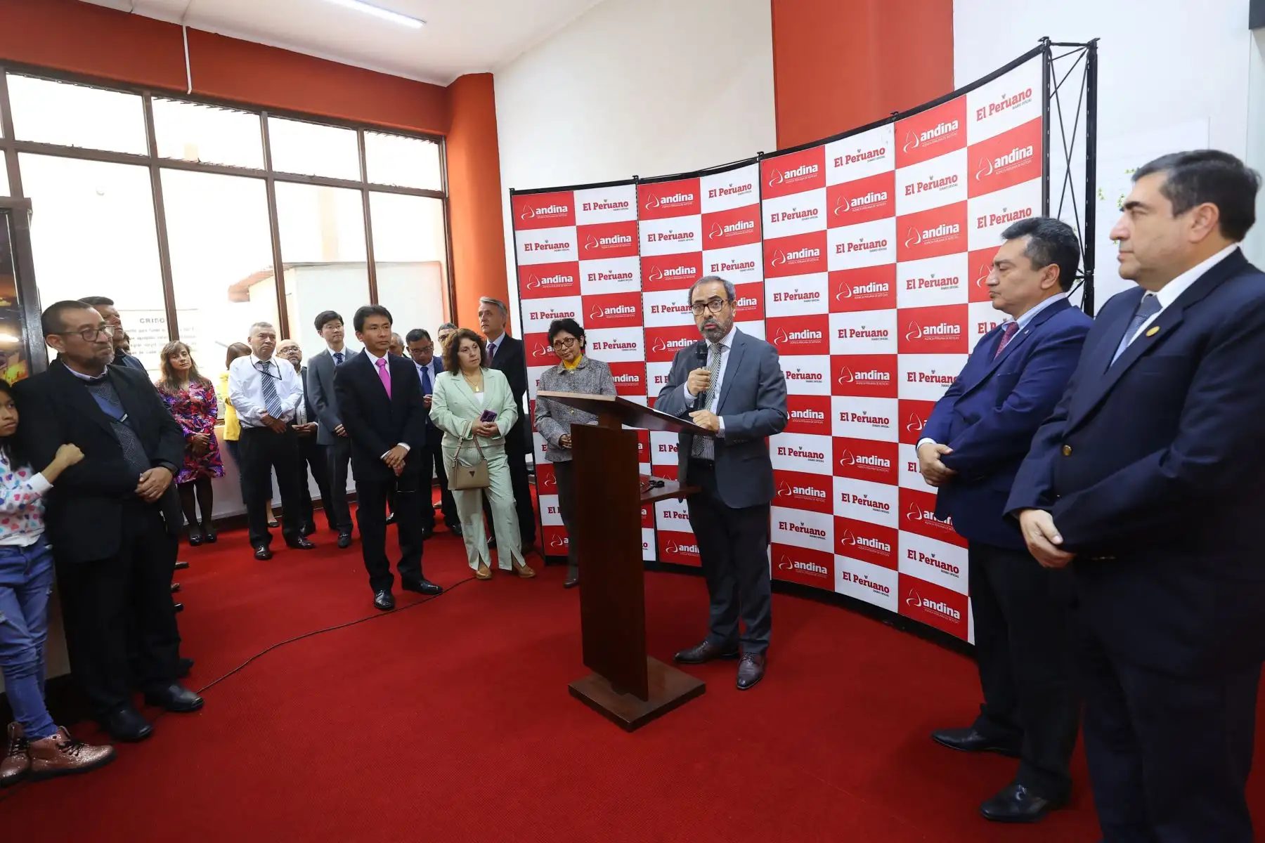 Como parte de las actividades de aniversario, el diario El Peruano realiza la exposición fotográfica denominado " El Peruano 198 años: Exposición del nuevo siglo ".
En la imagen,  Ricardo Montero, Periodista, ex director de Medios Periodístico y actual Gerente de Publicaciones Oficiales.
Foto: ANDINA/Carlos Lezama Villantoy Como parte de las actividades de aniversario, el diario El Peruano realiza la exposición fotográfica denominado " El Peruano 198 años: Exposición del nuevo siglo ".
En la imagen,  Ricardo Montero, Periodista, ex director de Medios Periodístico y actual Gerente de Publicaciones Oficiales.
Foto: ANDINA/Carlos Lezama Villantoy